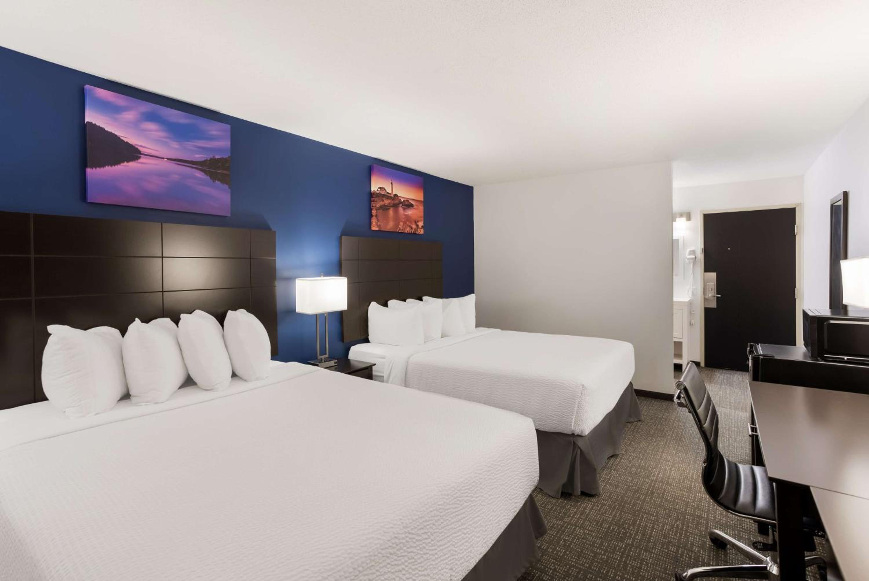 Queen Room With Two Queen Beds - Photo 1