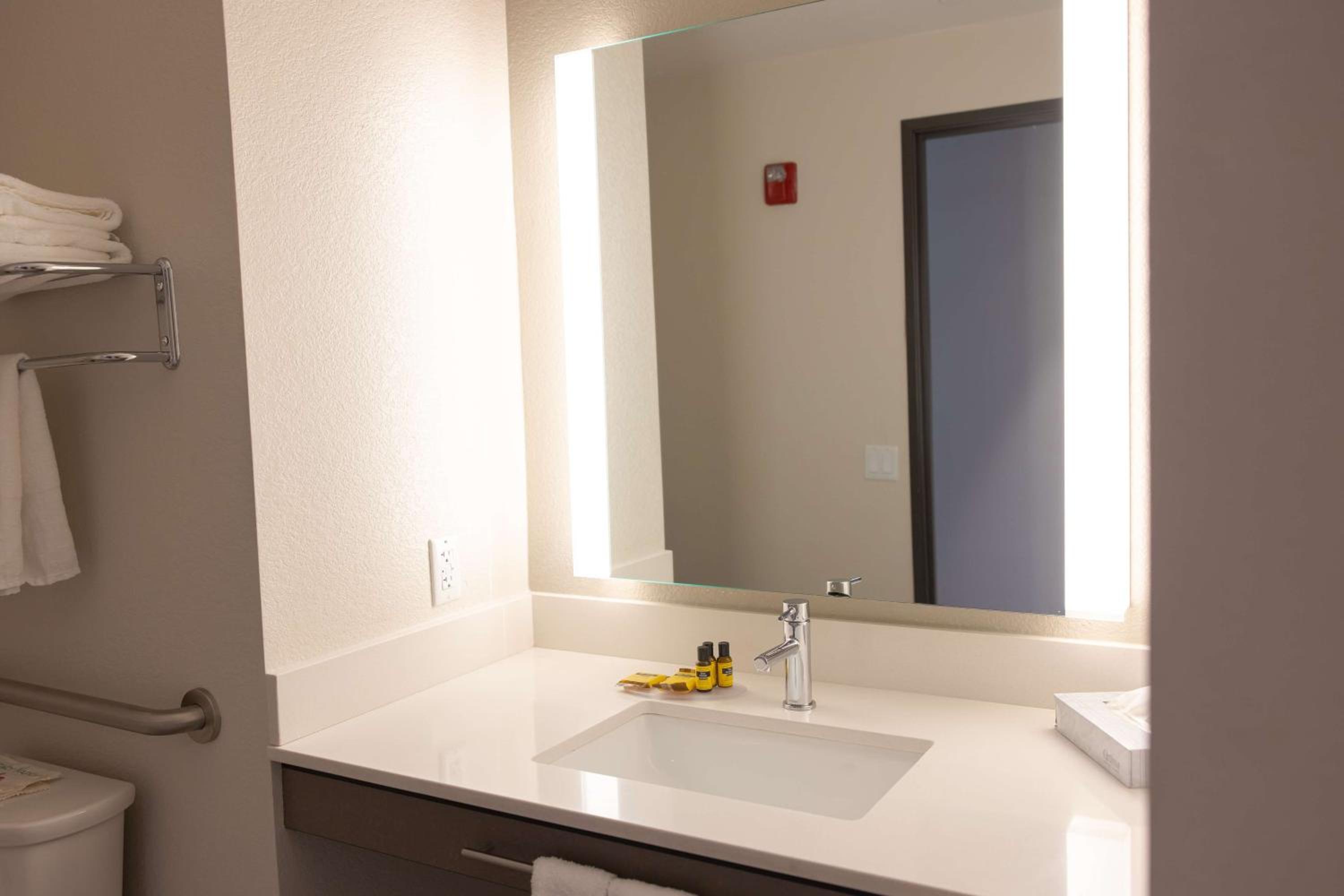 One-Bedroom King Suite with Roll-In Shower, Sofa Bed and Kitchenette - Disability/Non-Smoking - Photo 7