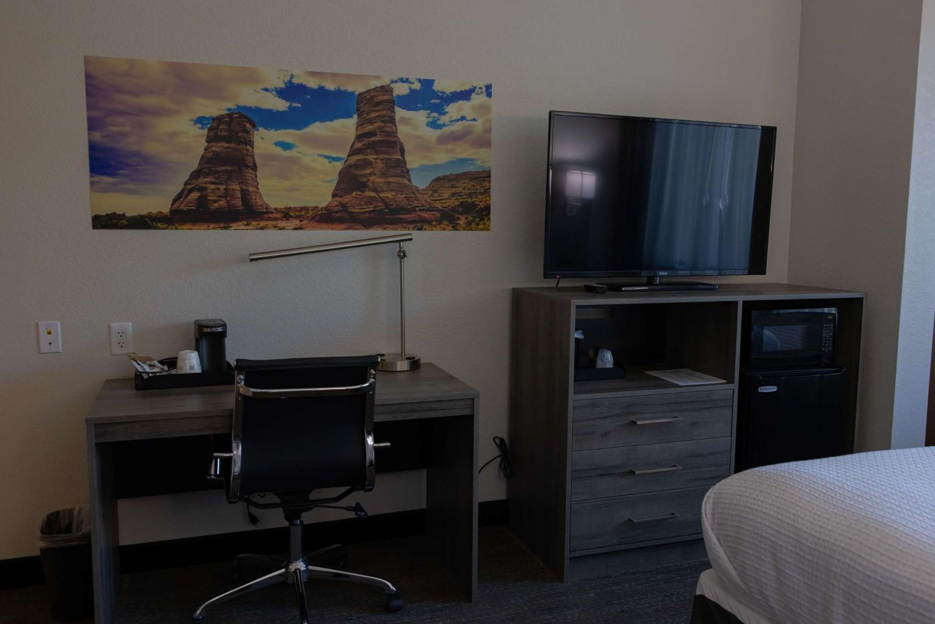 One-Bedroom King Suite with Roll-In Shower, Sofa Bed and Kitchenette - Disability/Non-Smoking - Photo 12