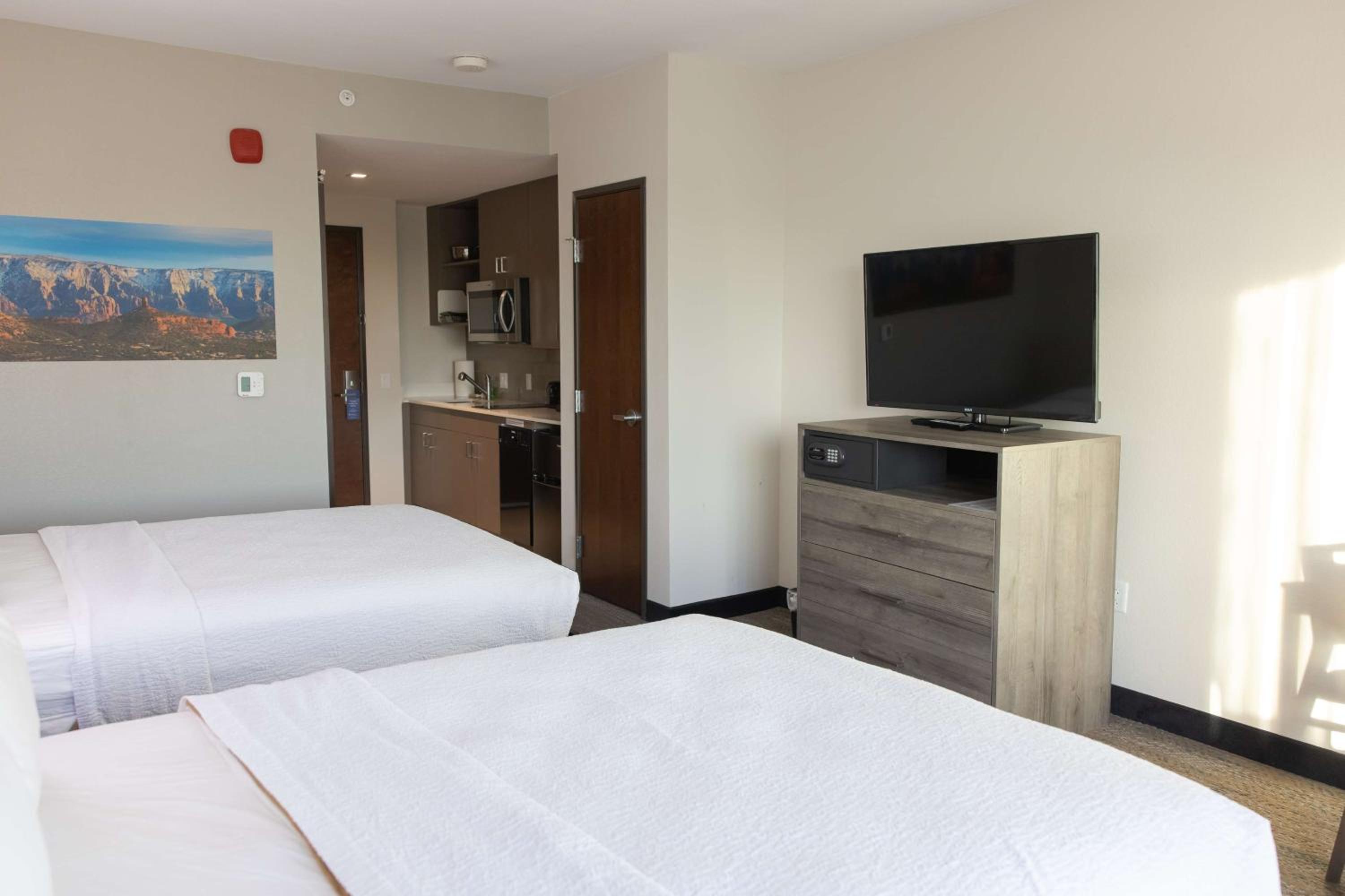 Queen Room with Two Queen Beds and Kitchenette - Non-Smoking - Photo 1