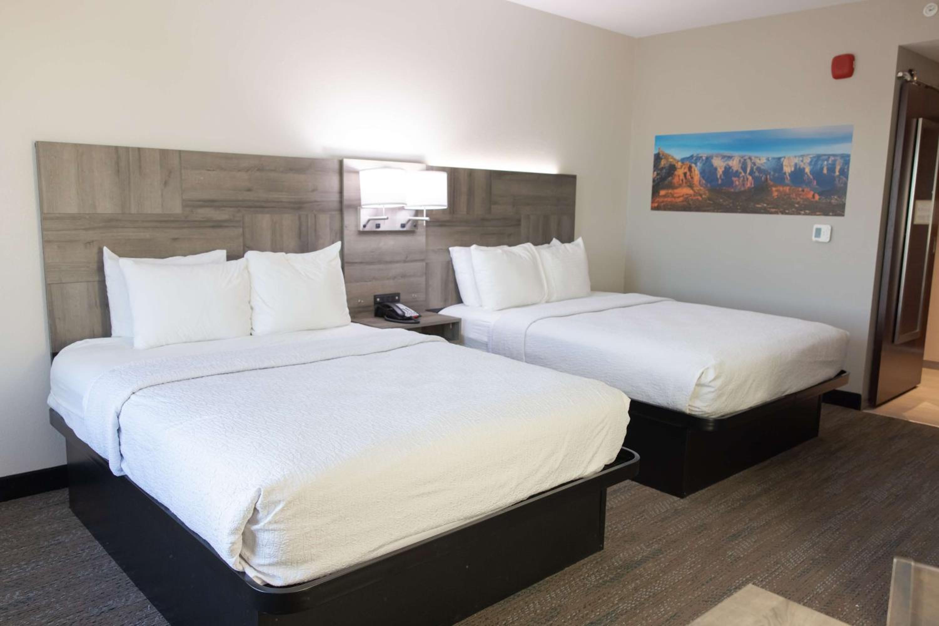 Queen Room with Two Queen Beds and Kitchenette - Non-Smoking - Photo 4