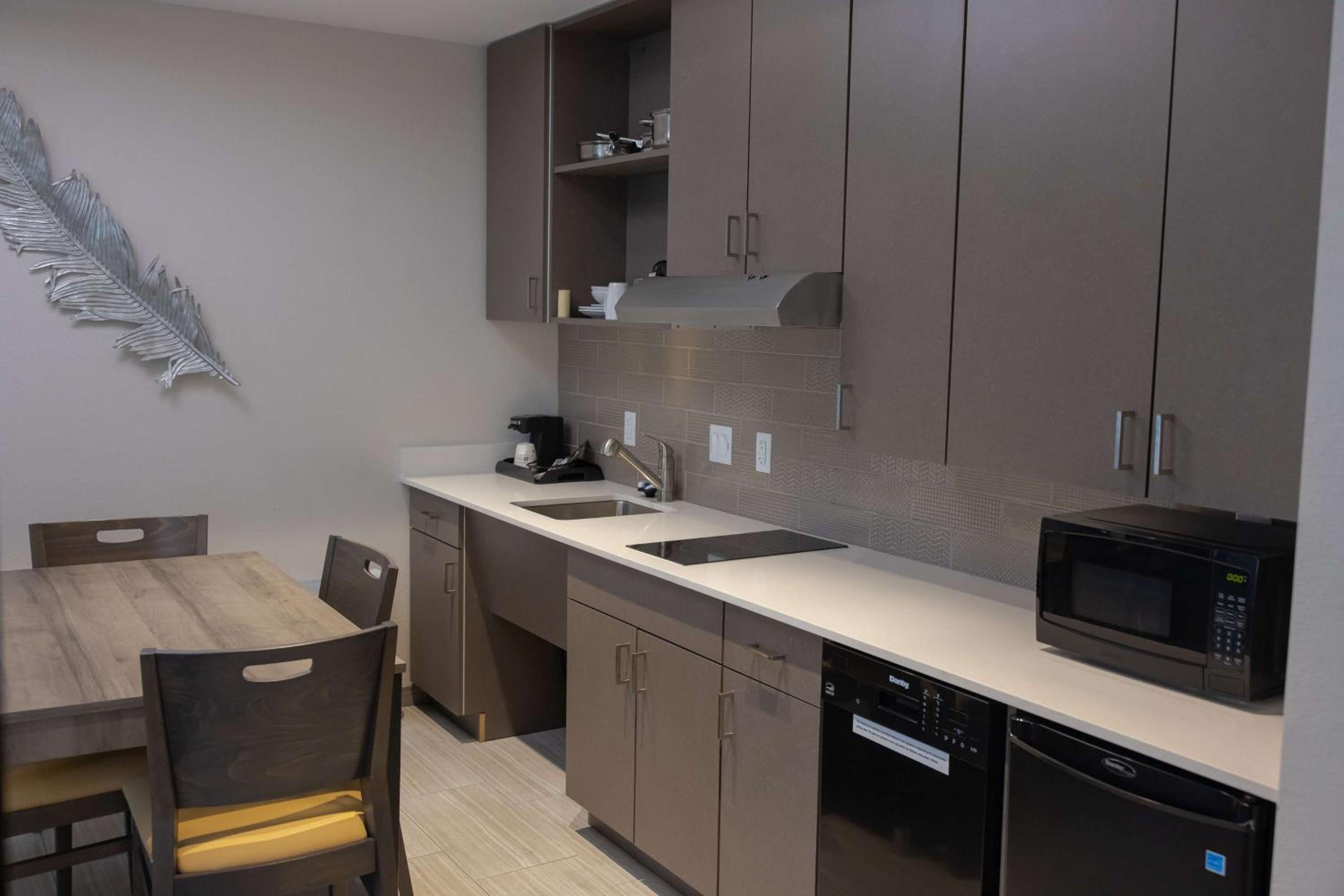 One-Bedroom King Suite with Roll-In Shower, Sofa Bed and Kitchenette - Disability/Non-Smoking - Photo 4