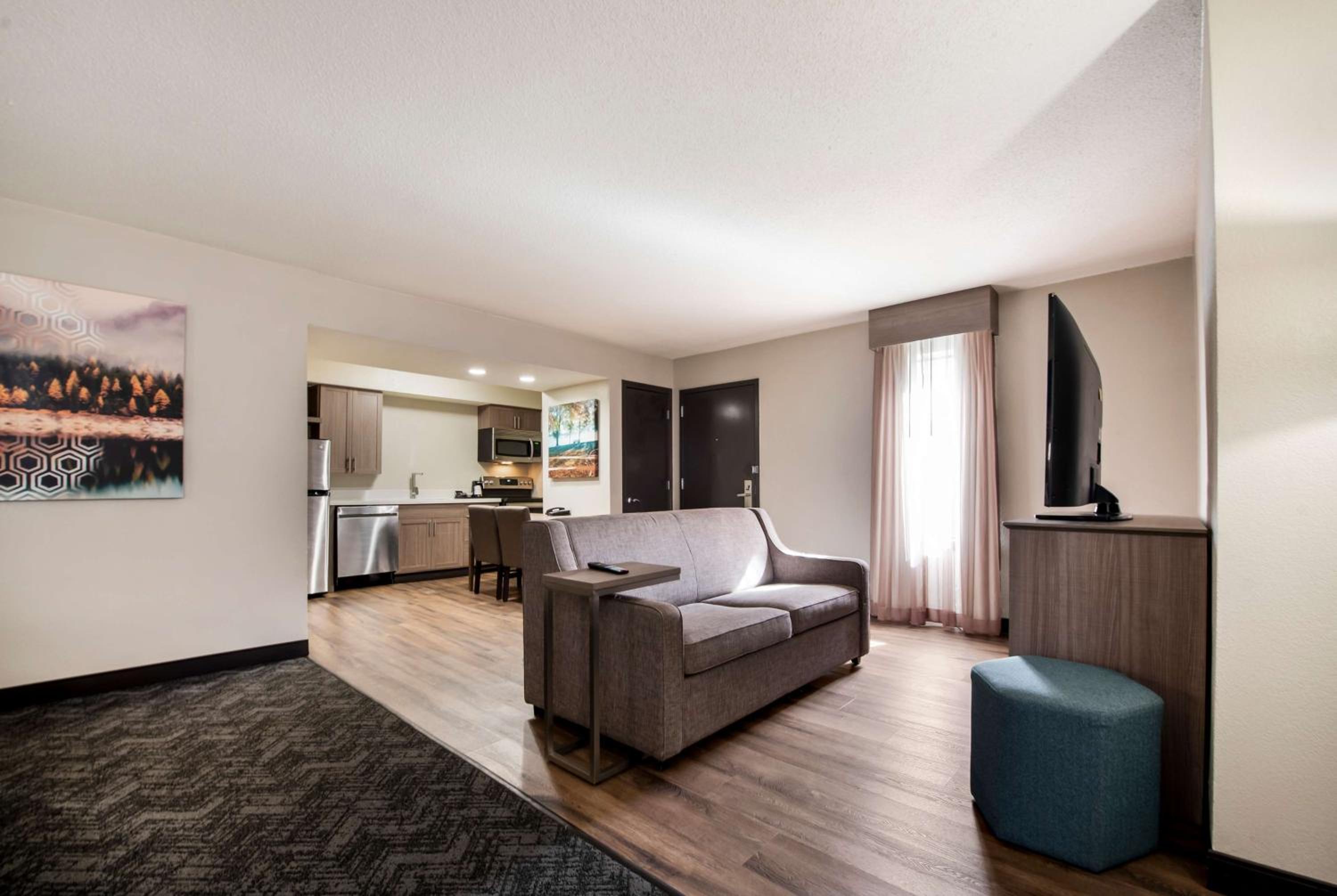 Queen Suite with Two Queen Beds, Sofa Bed, Full Kitchen and Shower - Non-Smoking - Photo 4