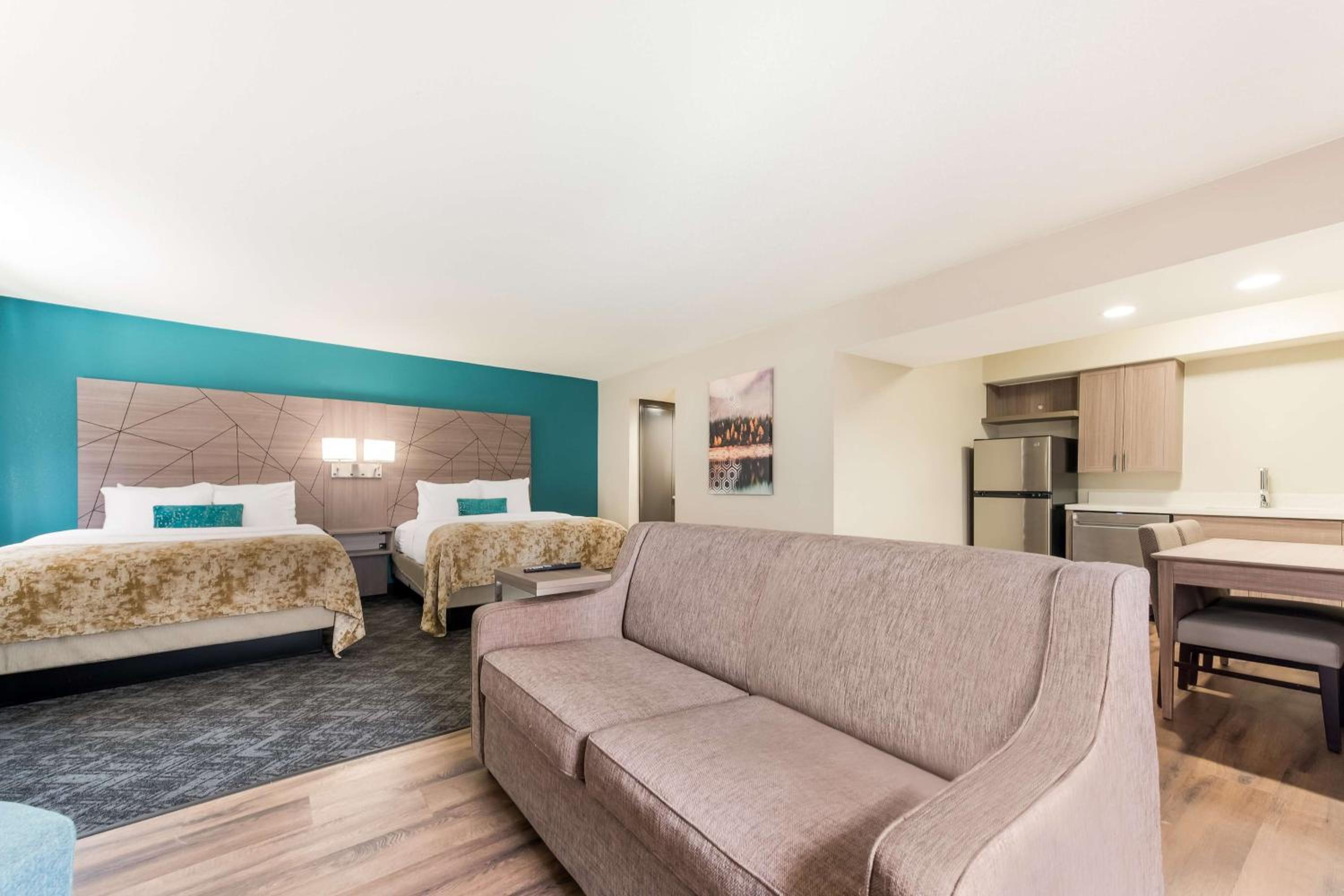 Queen Suite with Two Queen Beds, Sofa Bed, Full Kitchen and Shower - Non-Smoking - Photo 5