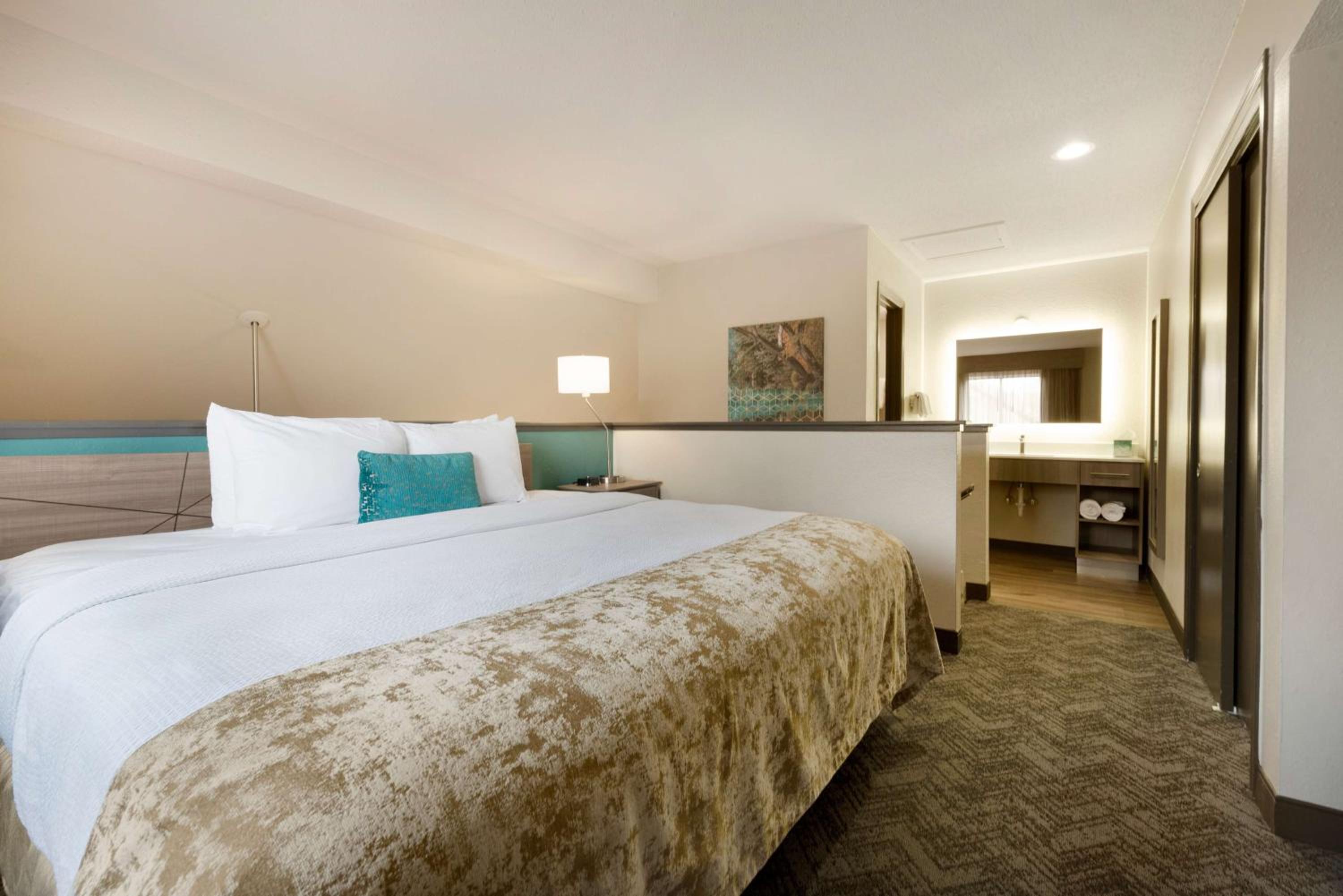 One-Bedroom Loft King Suite with Two King Beds, Sofa Bed and Full Kitchen - Non-Smoking - Photo 1