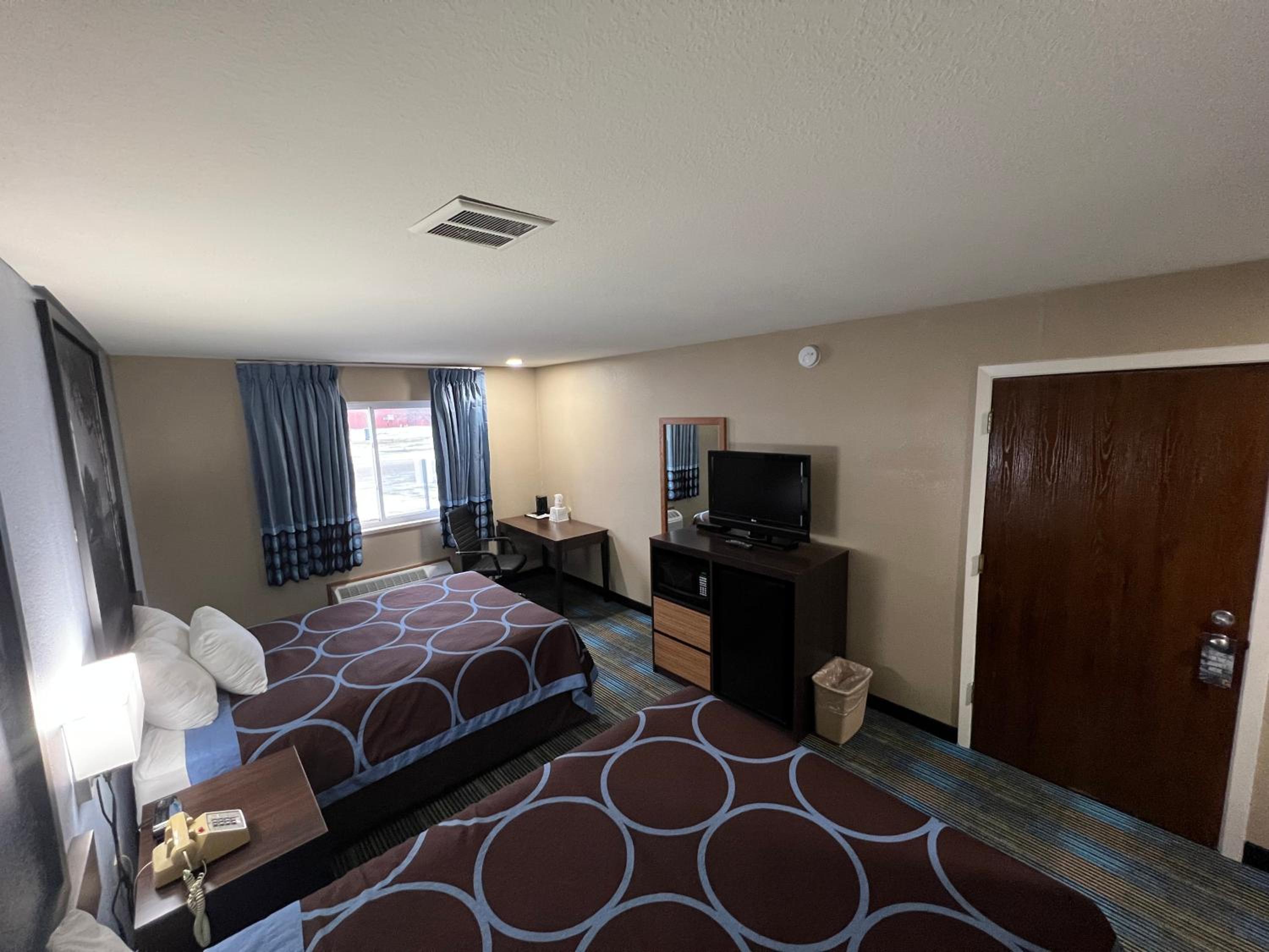Queen Room with Two Queen Beds - Non-Smoking - Photo 5