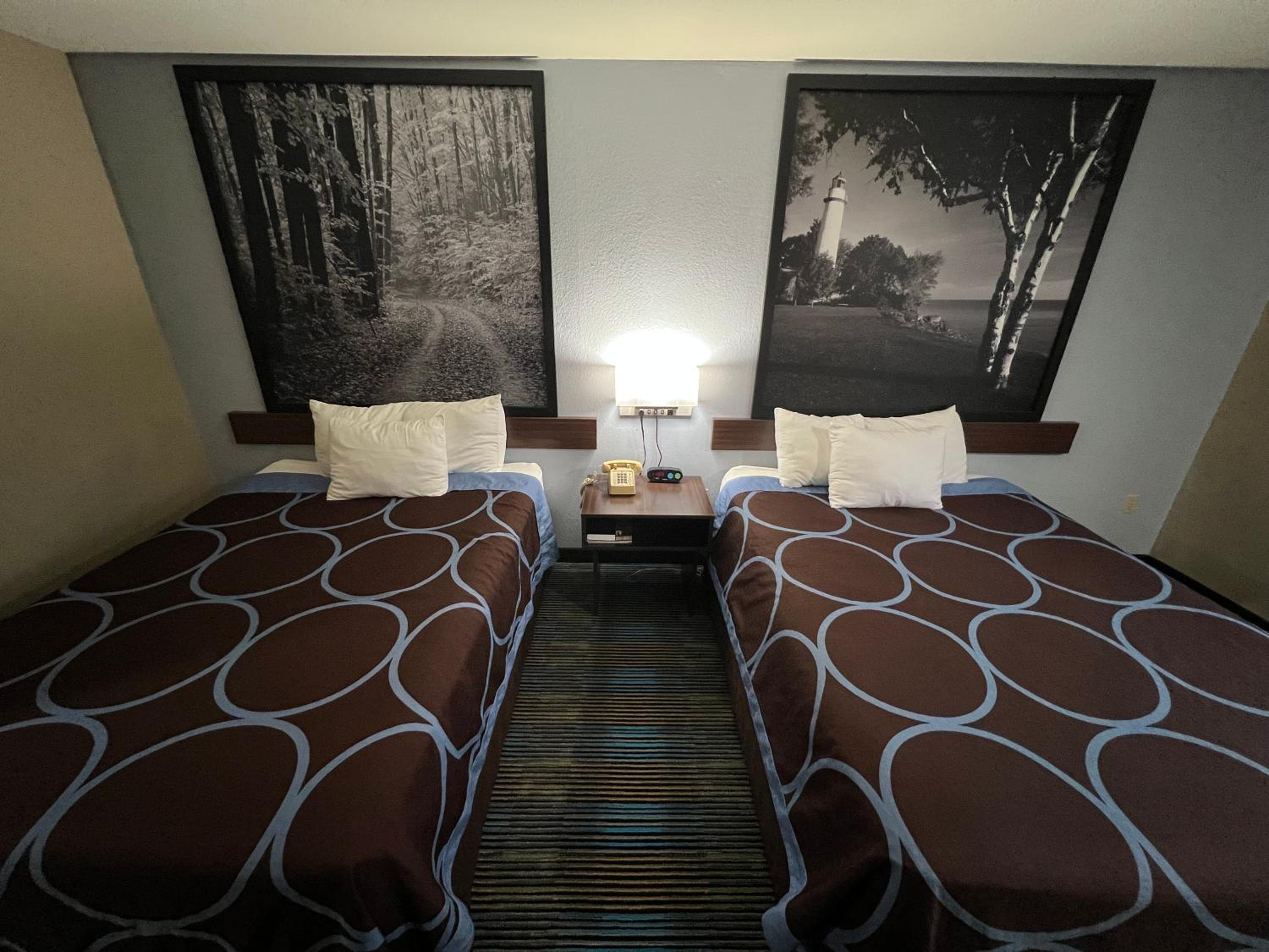 Queen Room with Two Queen Beds - Non-Smoking - Photo 8