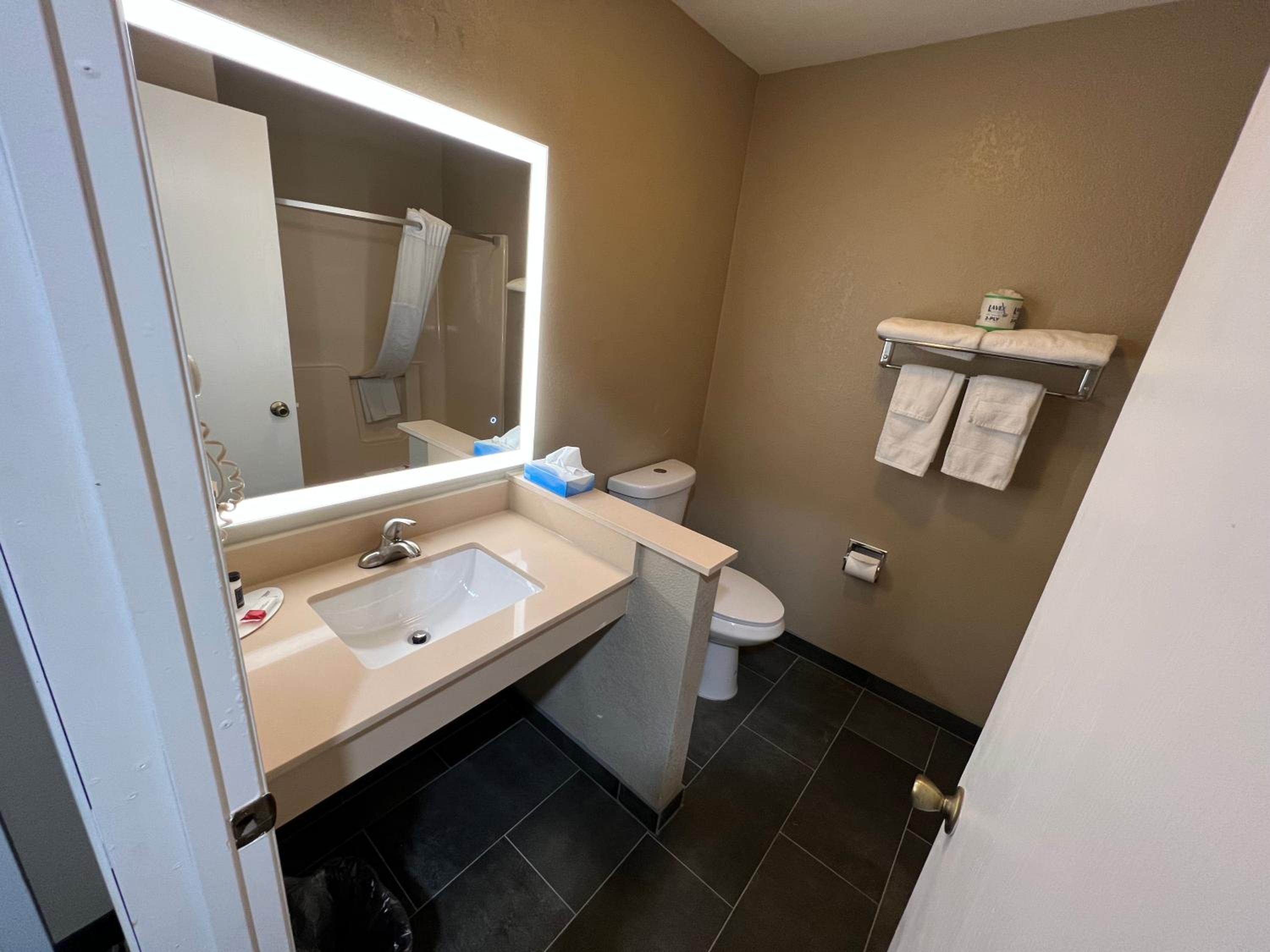 King Room - Non-Smoking - Photo 2