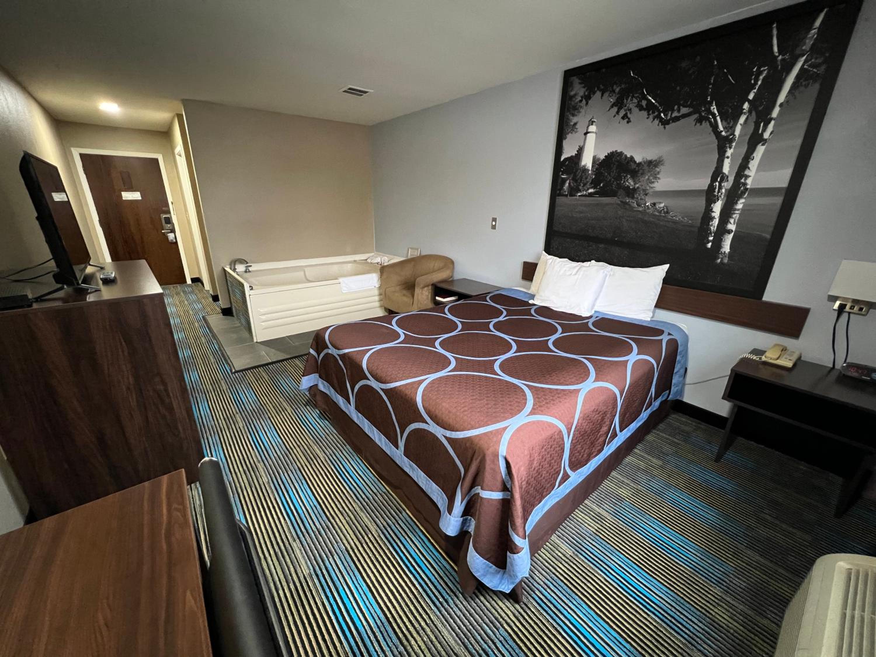 Deluxe Queen Room - Non-Smoking - Photo 1