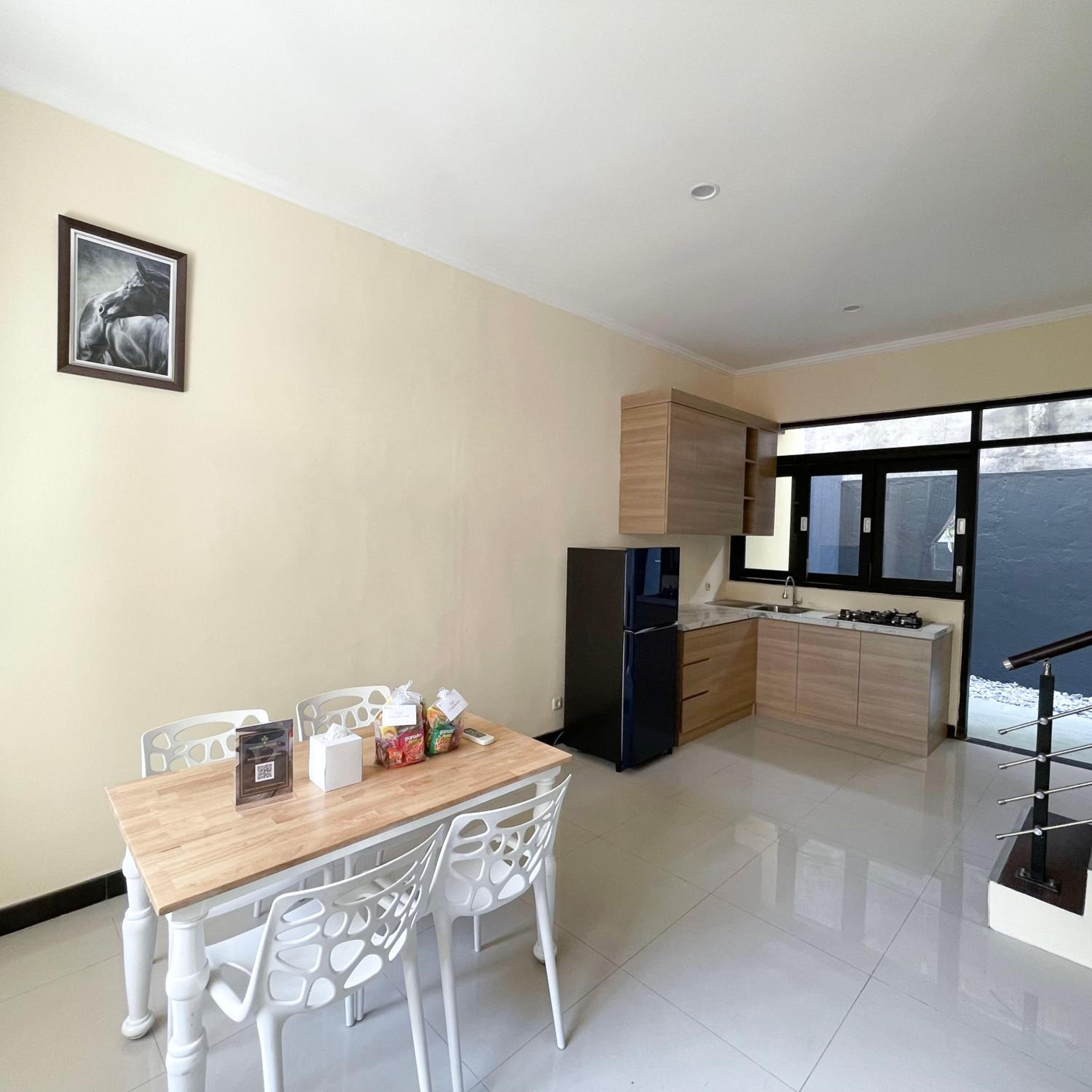 Three-Bedroom Residence - Photo 9