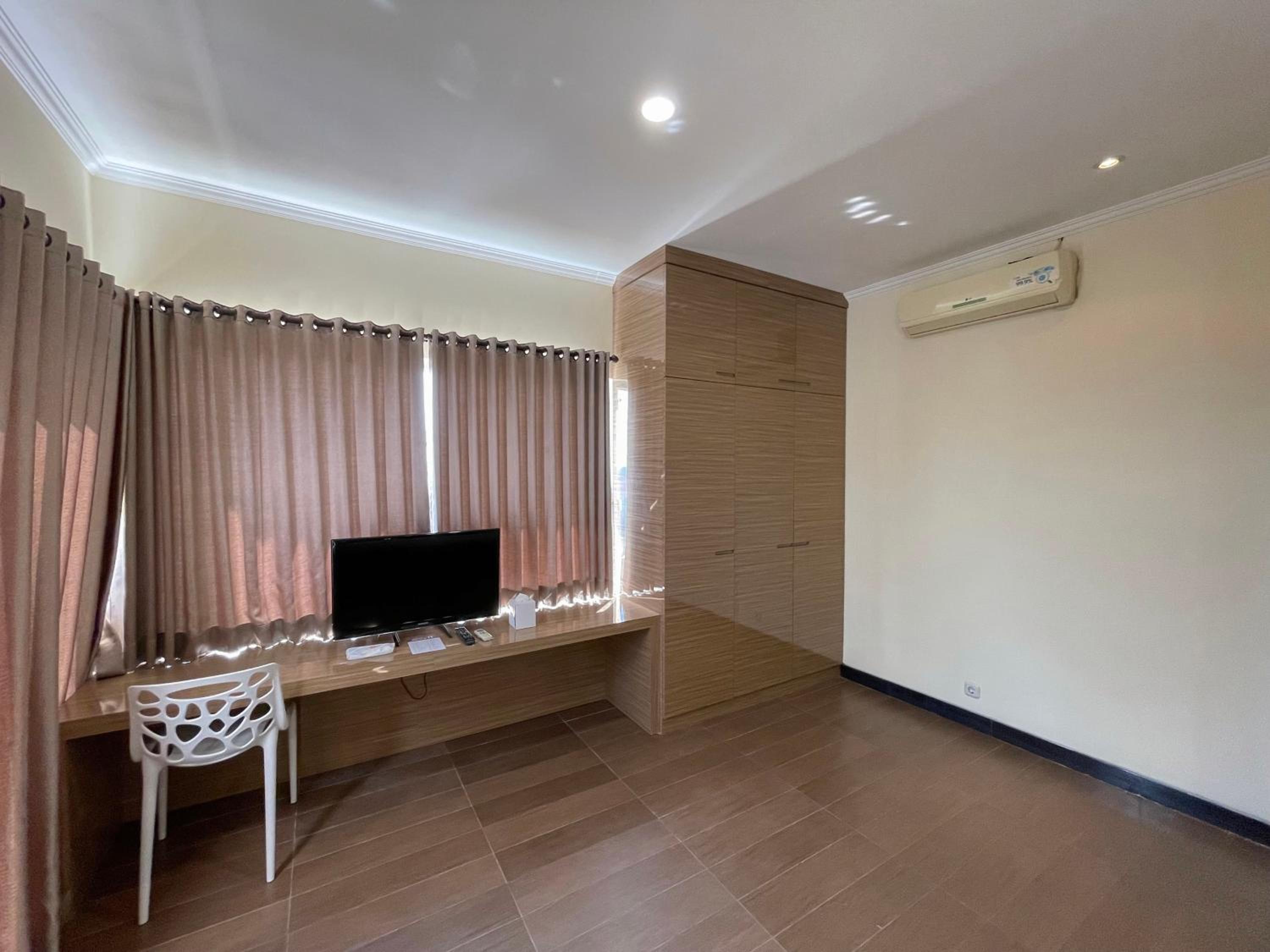Three-Bedroom Residence - Photo 12