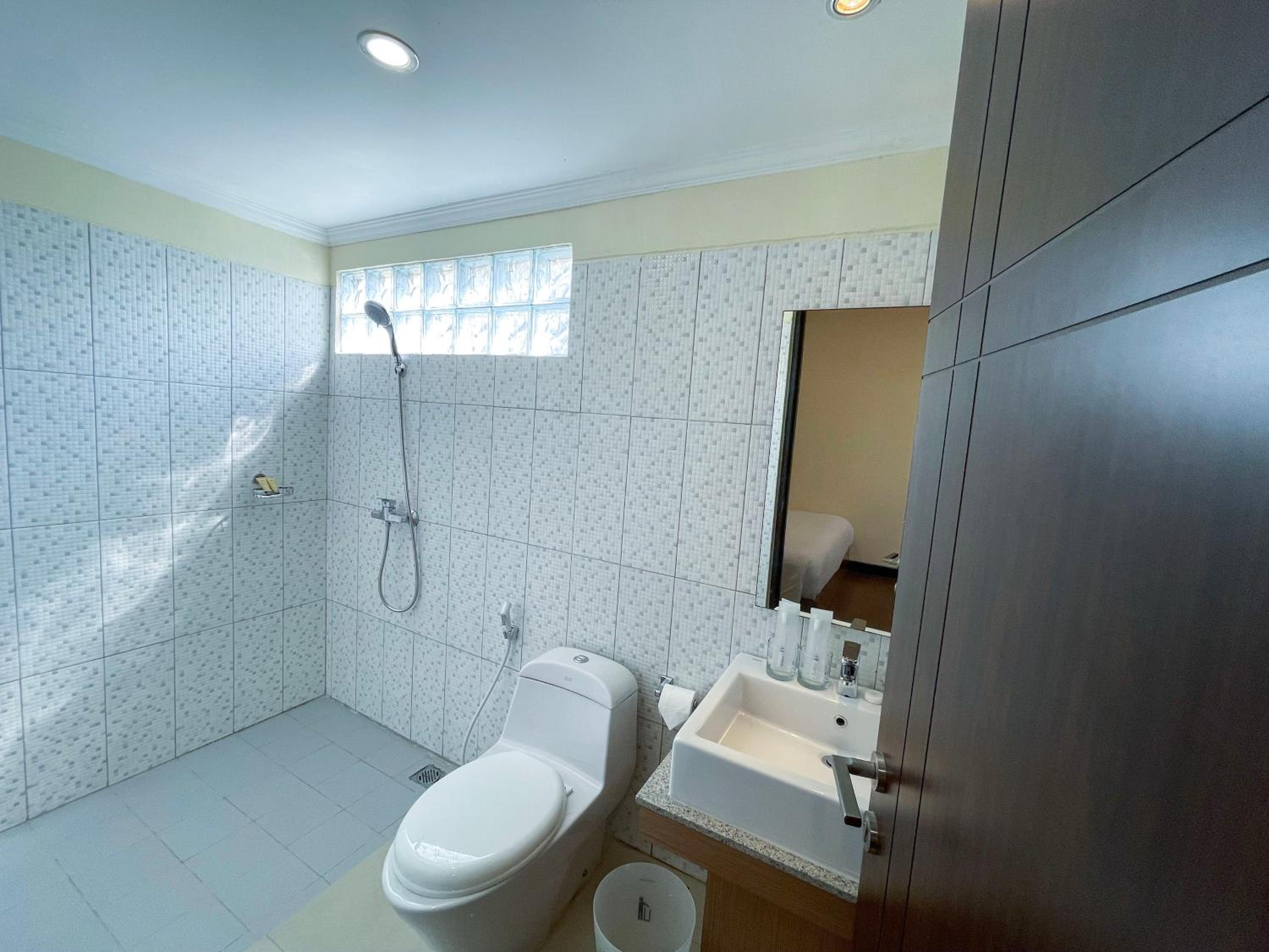 Three-Bedroom Residence - Photo 11