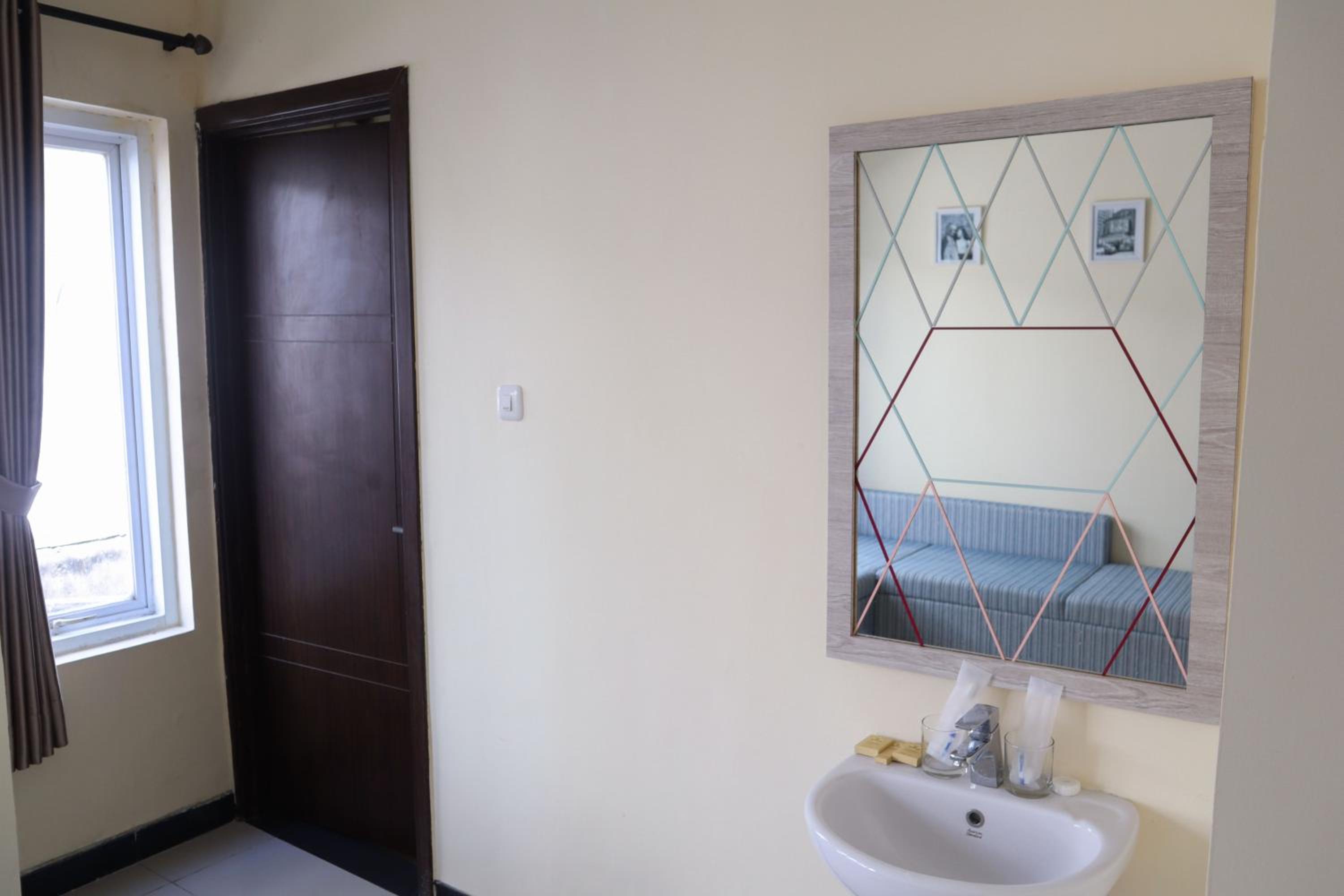 Three-Bedroom Residence - Photo 4