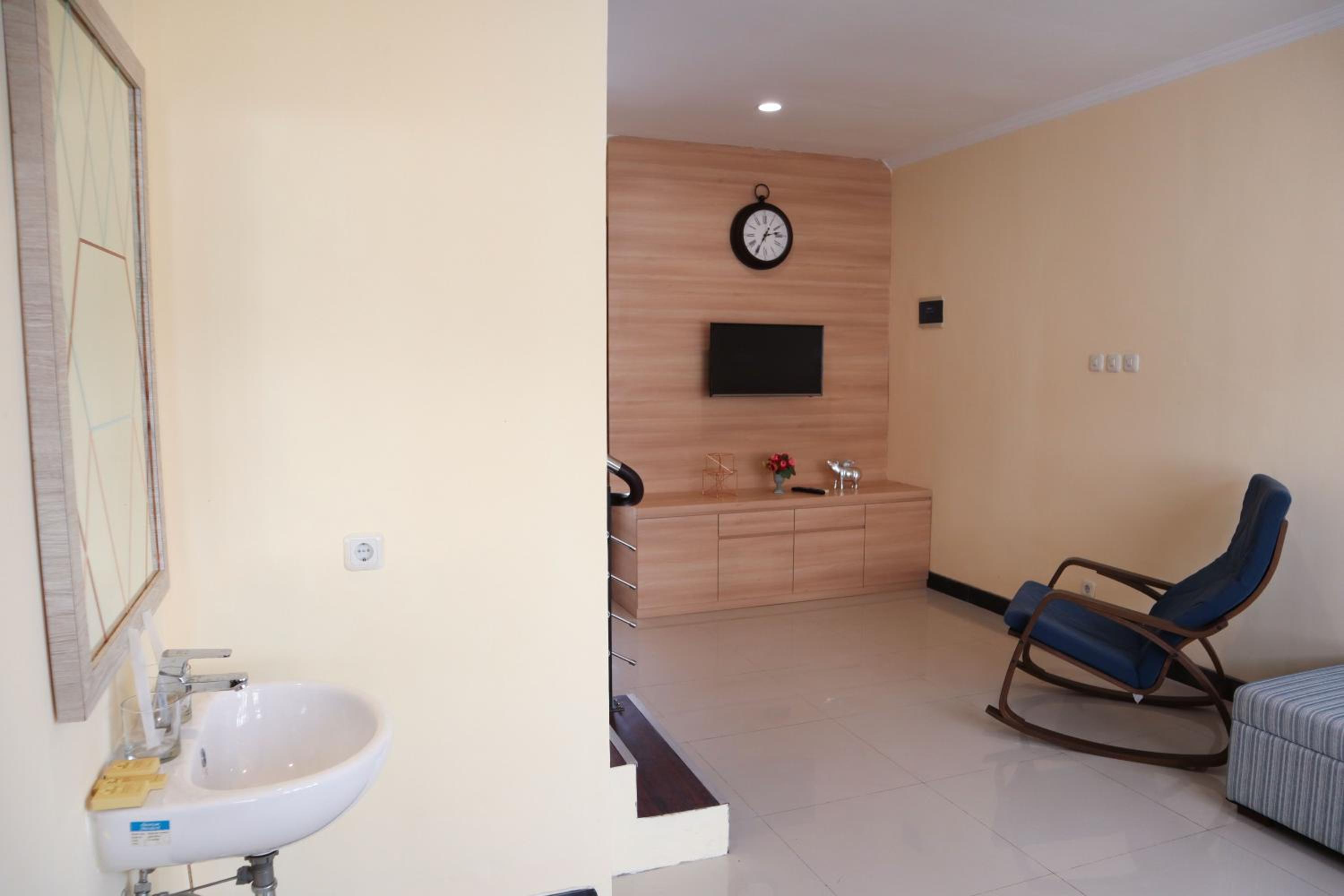 Three-Bedroom Residence - Photo 6