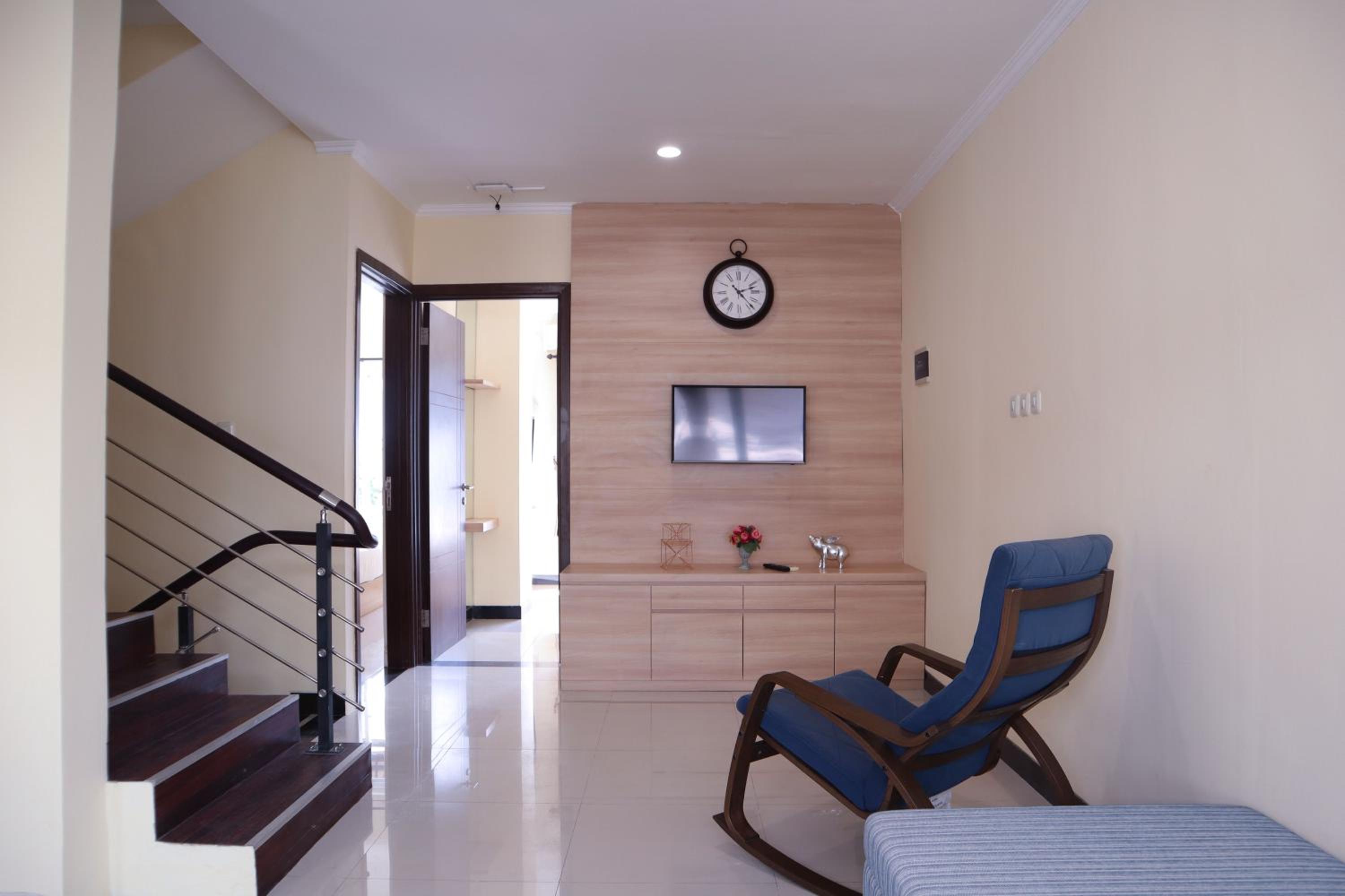 Three-Bedroom Residence - Photo 7