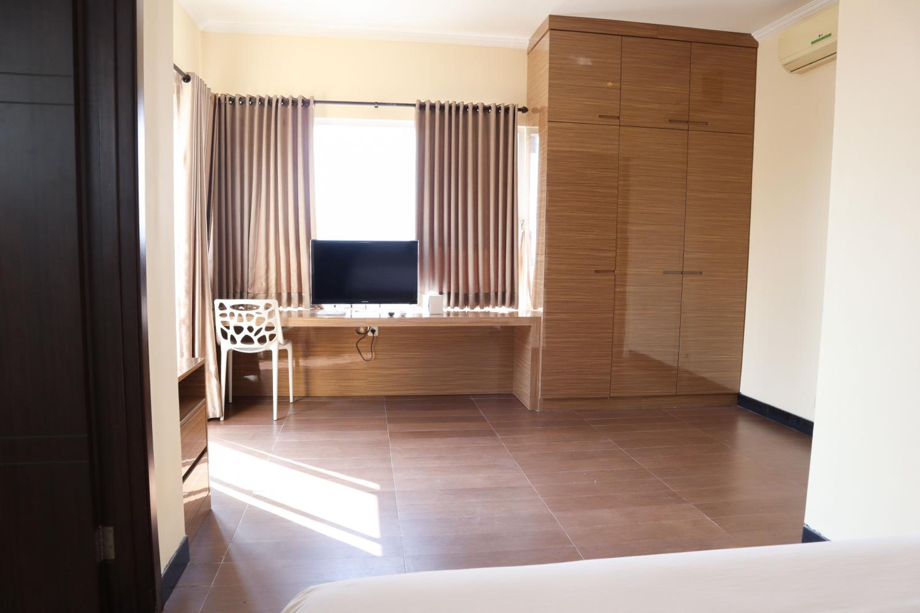 Three-Bedroom Residence - Photo 13