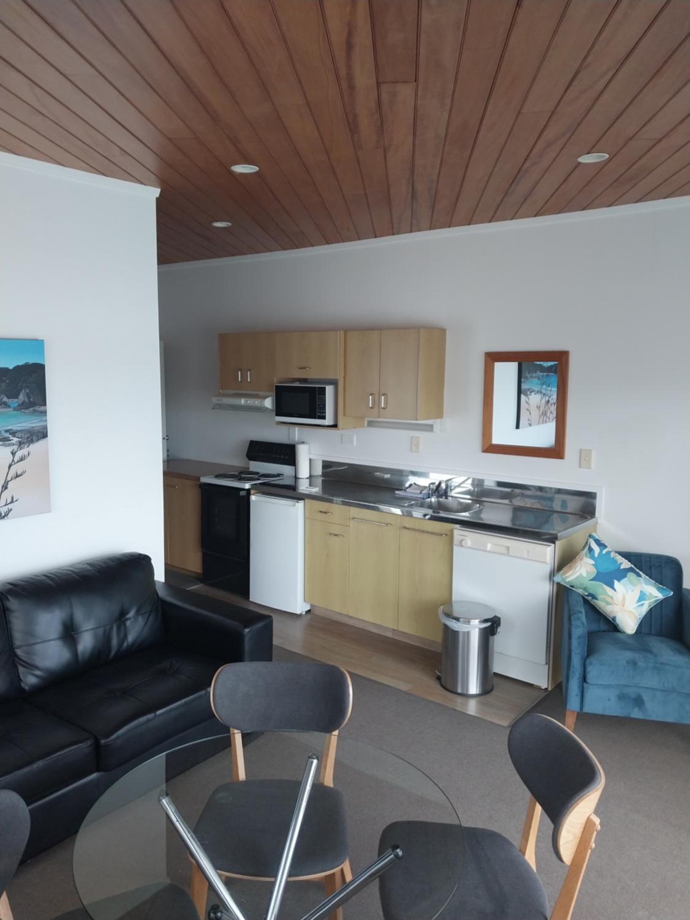 One-Bedroom Apartment with Sea View first floor photo 3