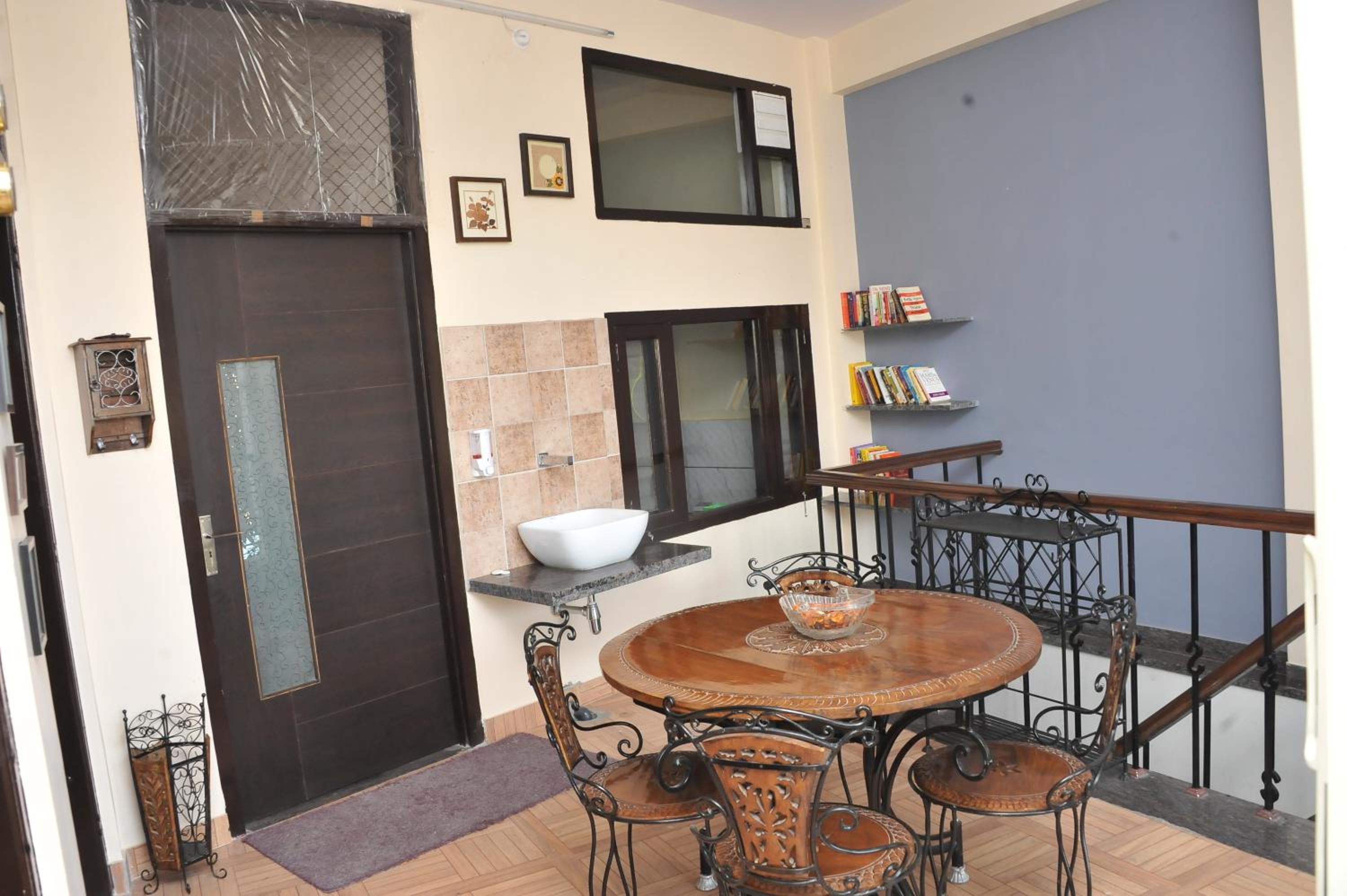 Apartment with Balcony photo 2