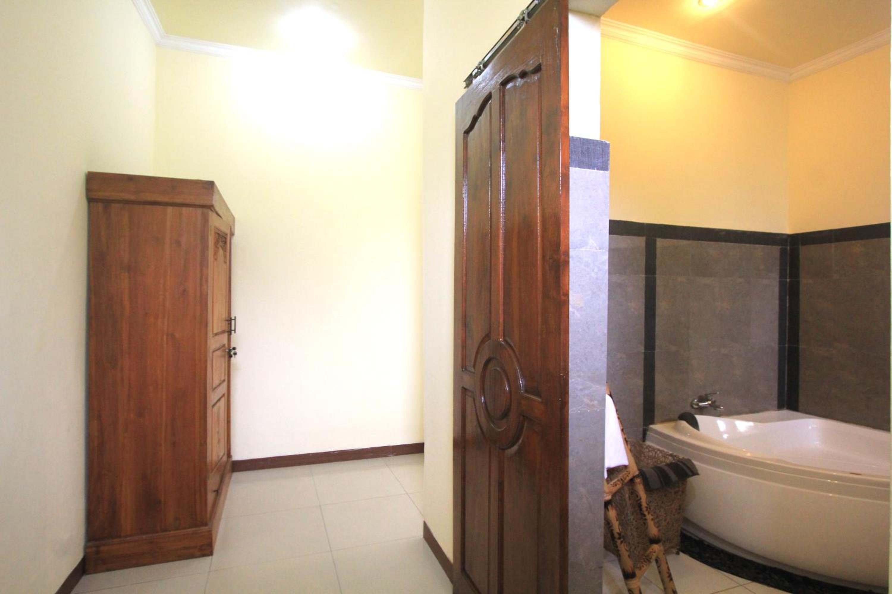 Deluxe Double or Twin Room with Pool Access - Photo 7