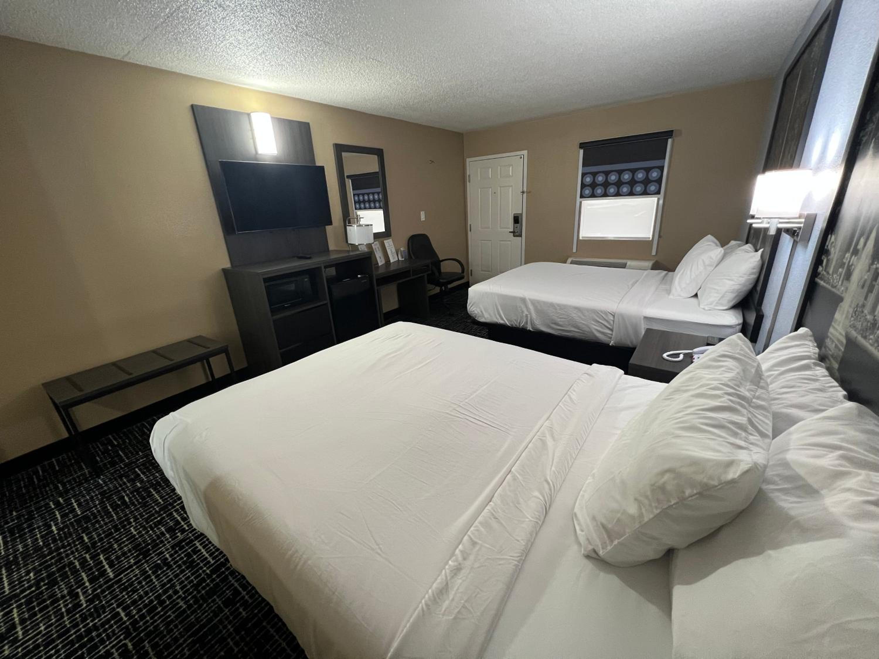 Queen Room with Two Queen Beds - Non-Smoking - Photo 5