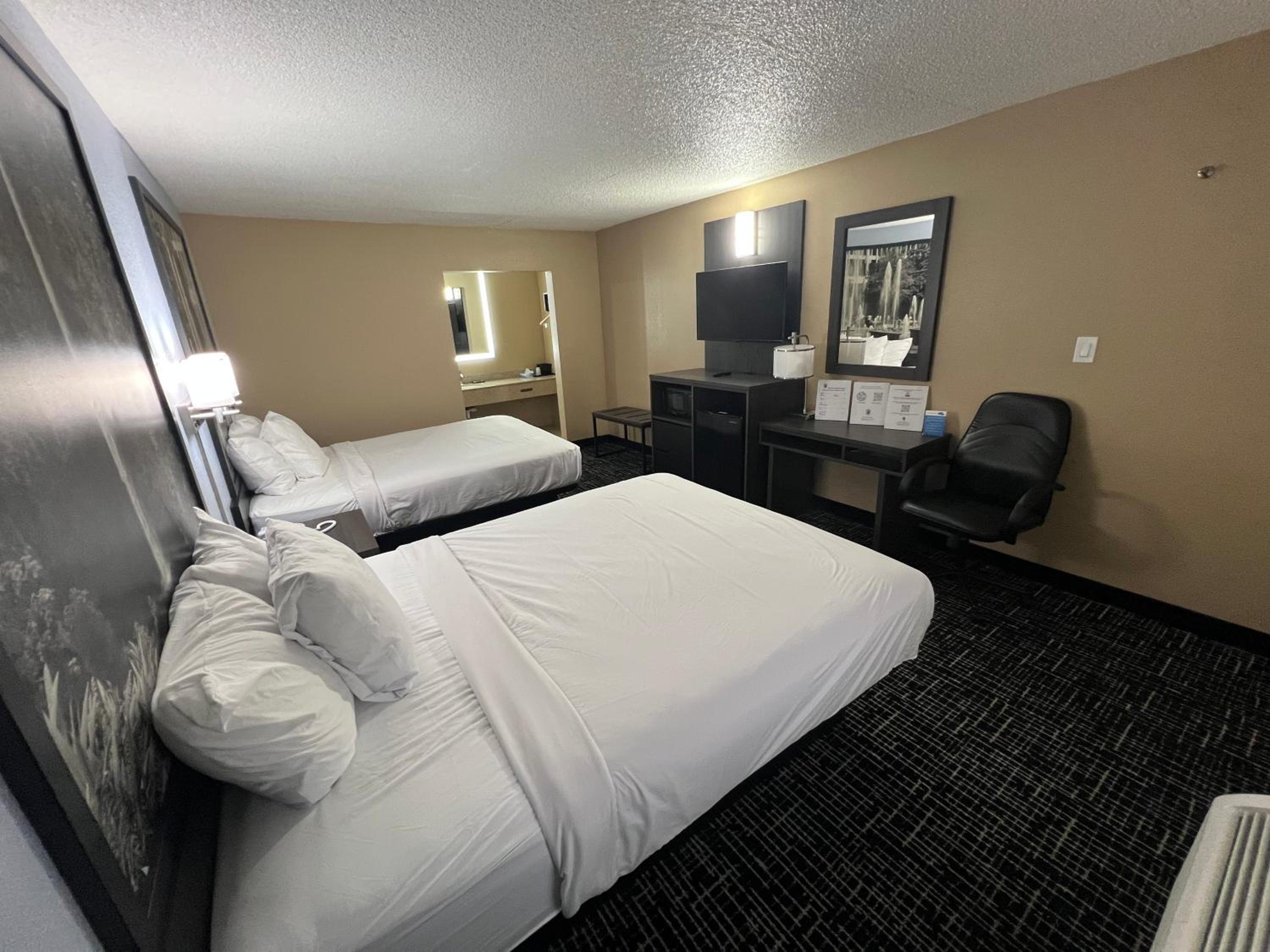 Queen Room with Two Queen Beds - Non-Smoking - Photo 6