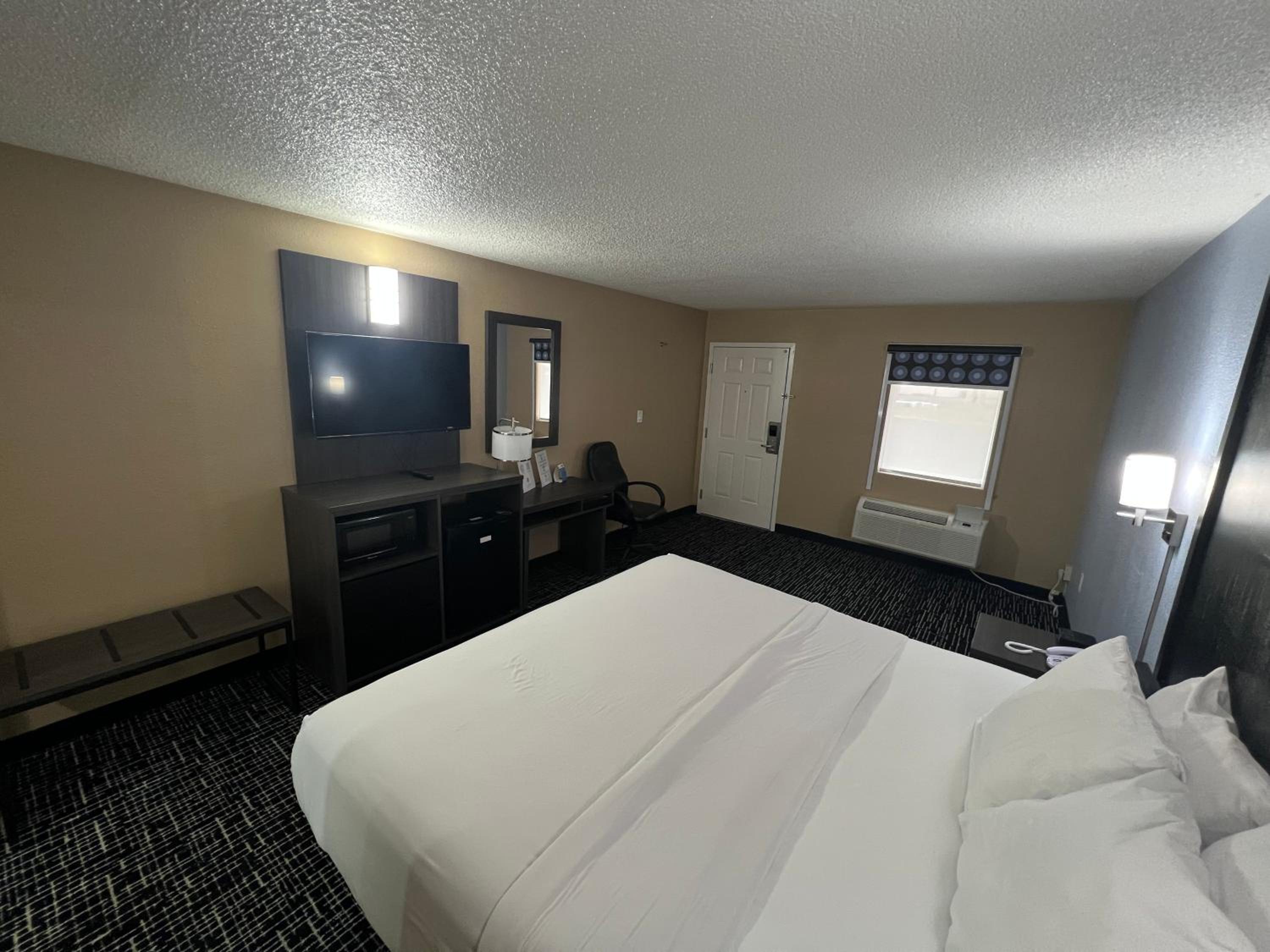 King Room - Non-Smoking - Photo 3
