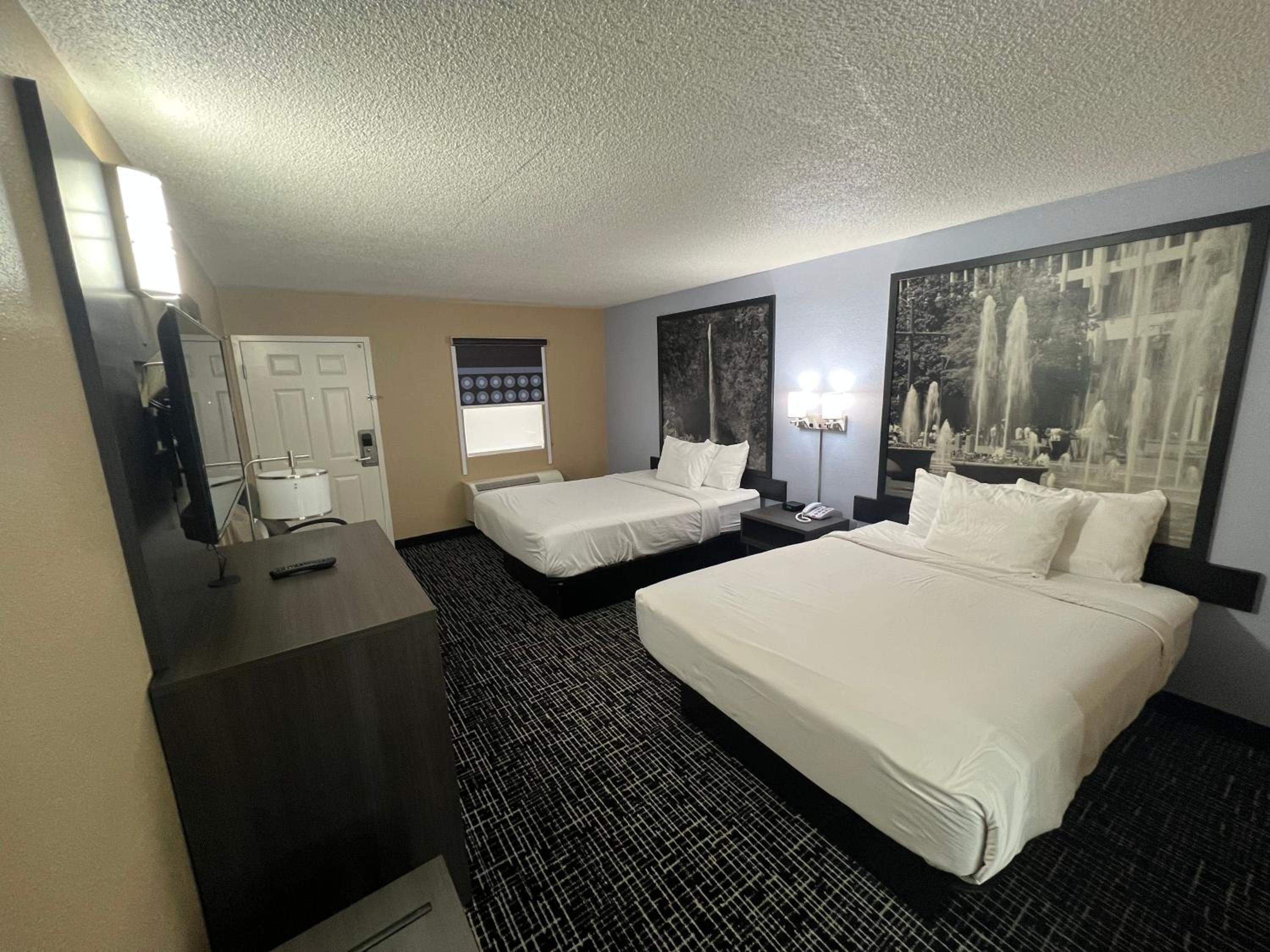 Queen Room with Two Queen Beds - Non-Smoking - Photo 4