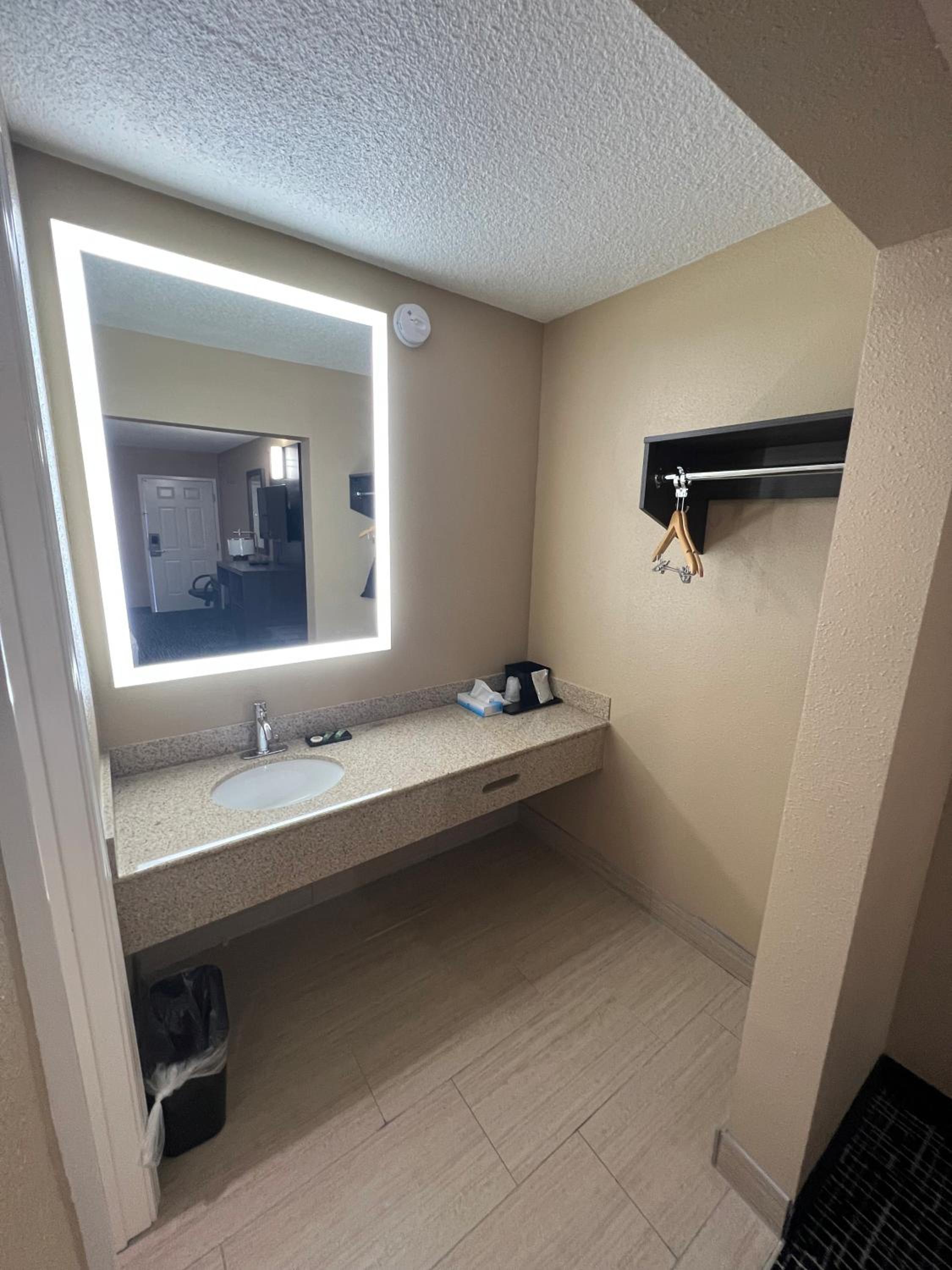 King Room - Non-Smoking - Photo 5
