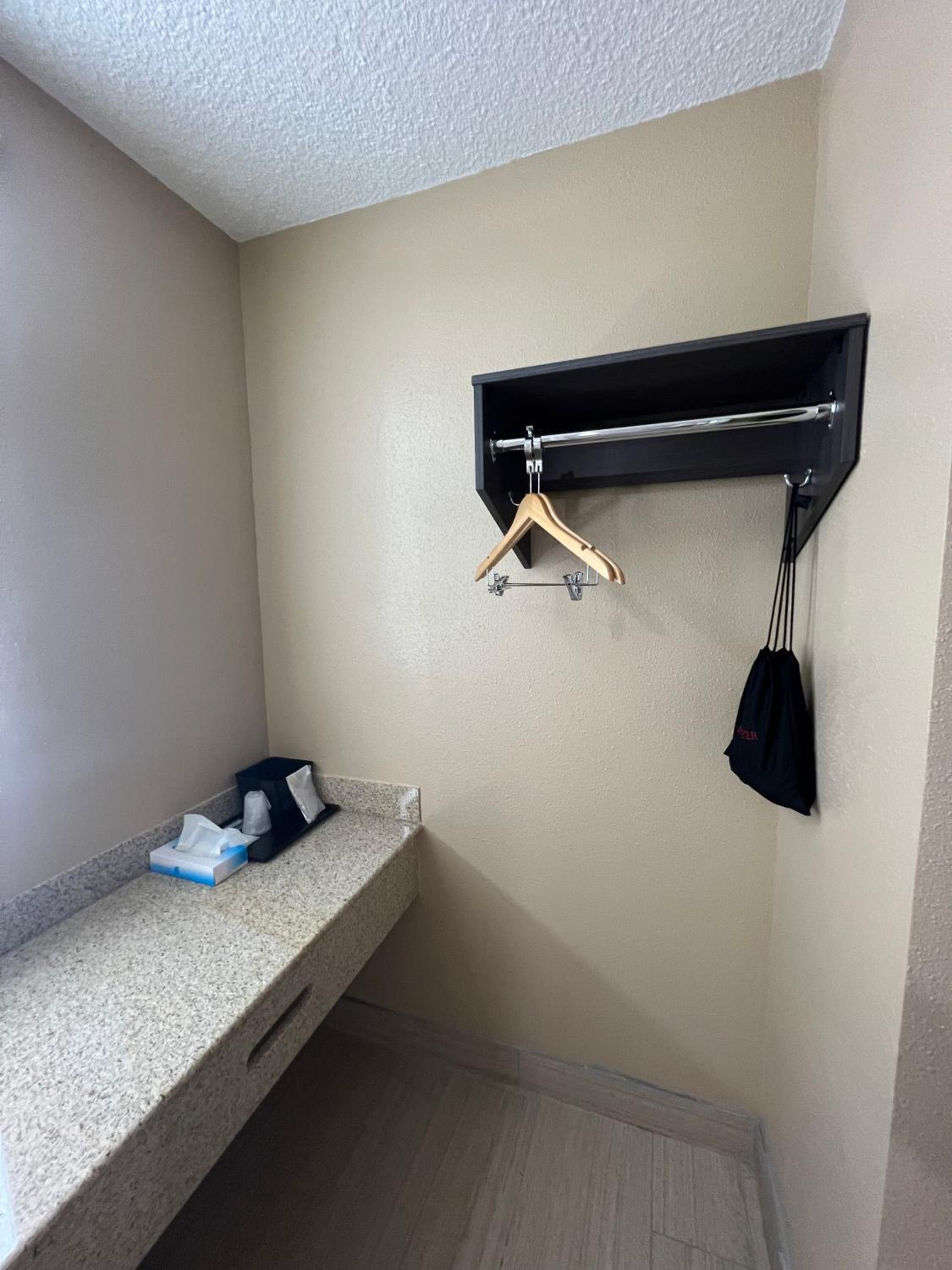 King Room - Non-Smoking - Photo 9