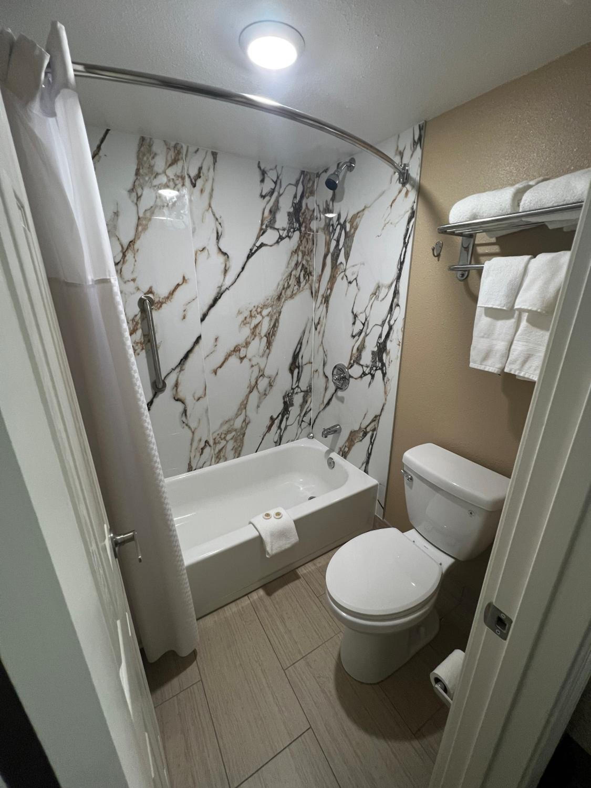 King Room - Non-Smoking - Photo 8
