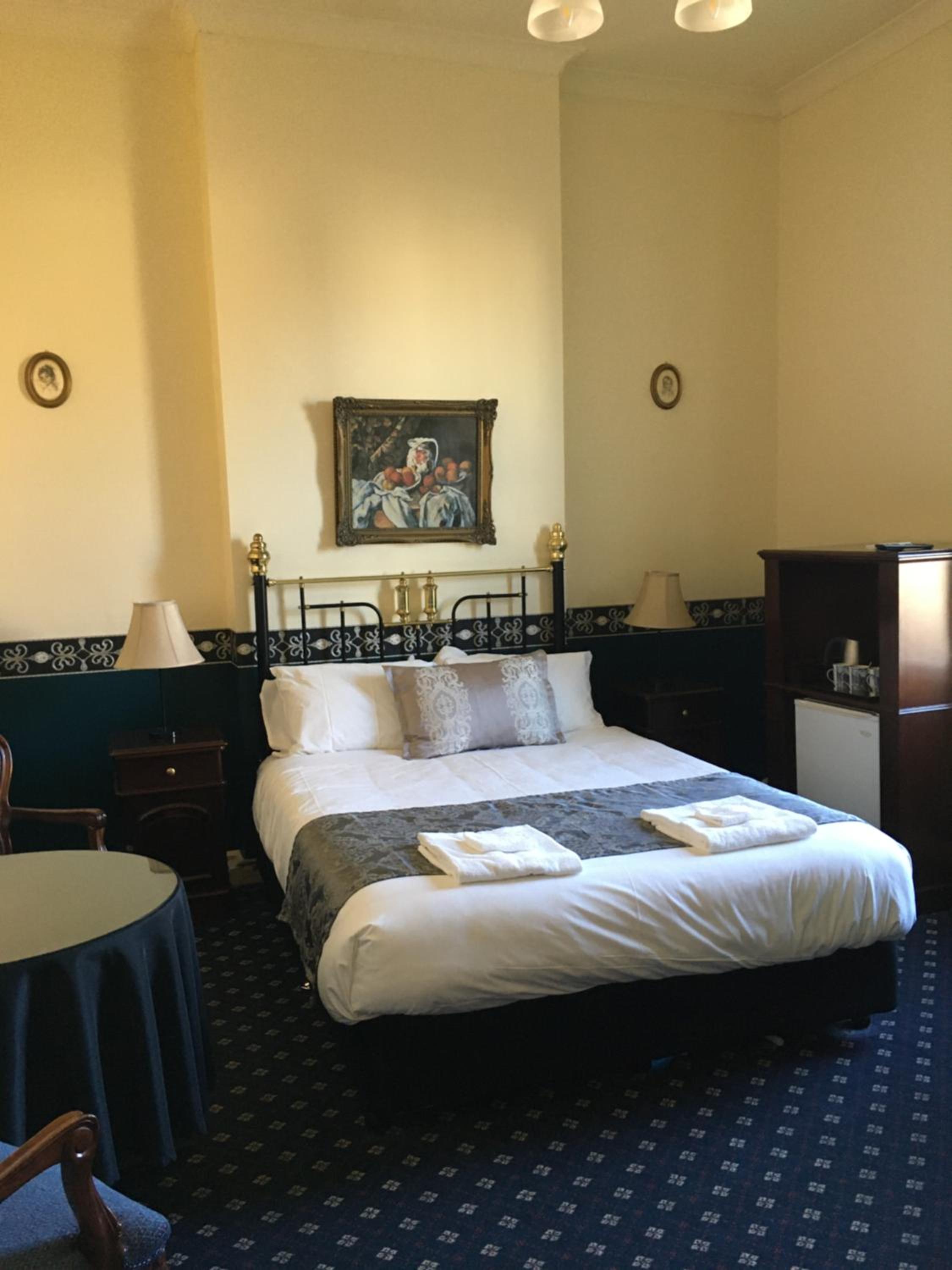 Twin Room with Extra Bed - Photo 2