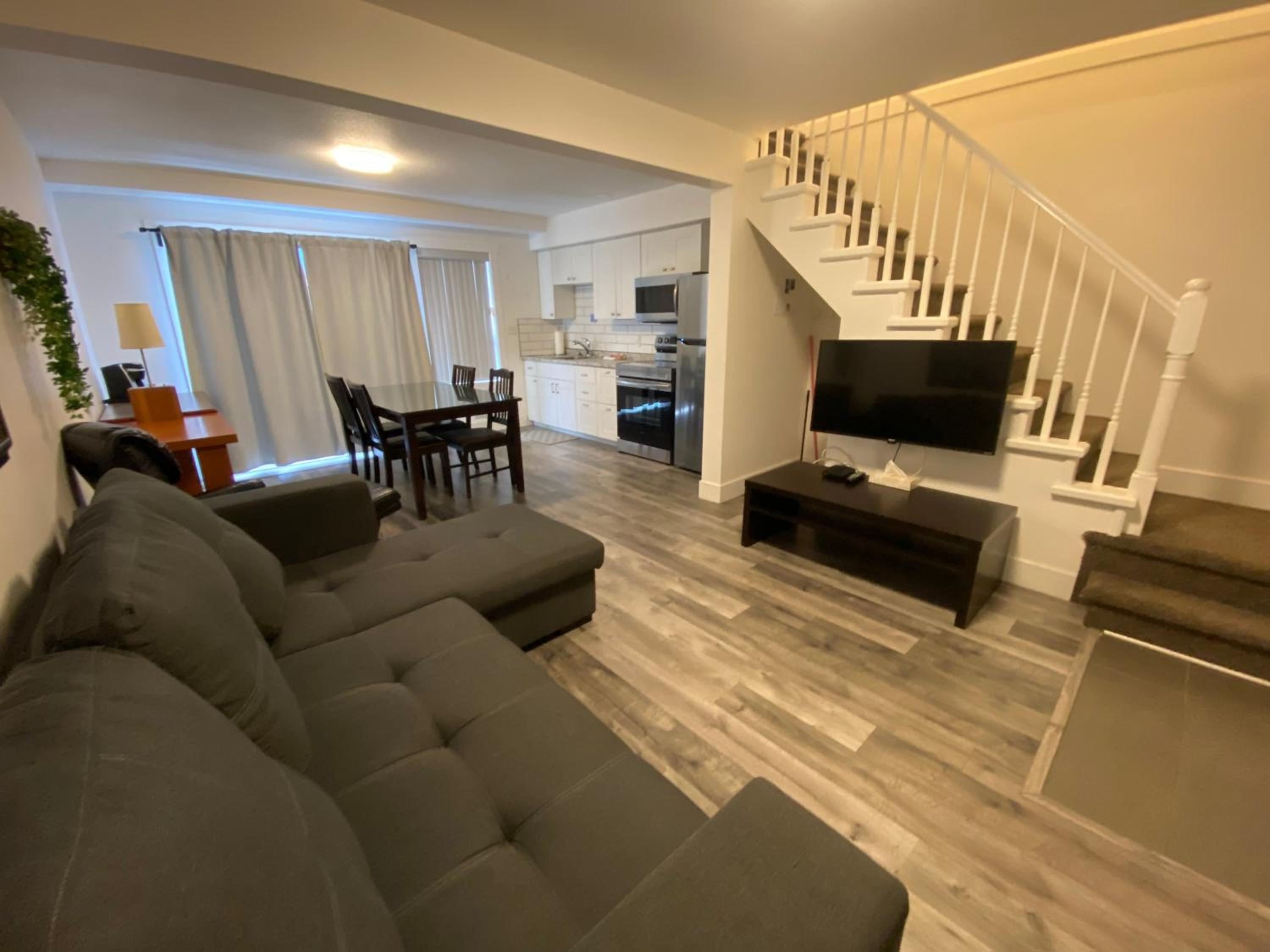 Apartment - Split Level - Photo 1