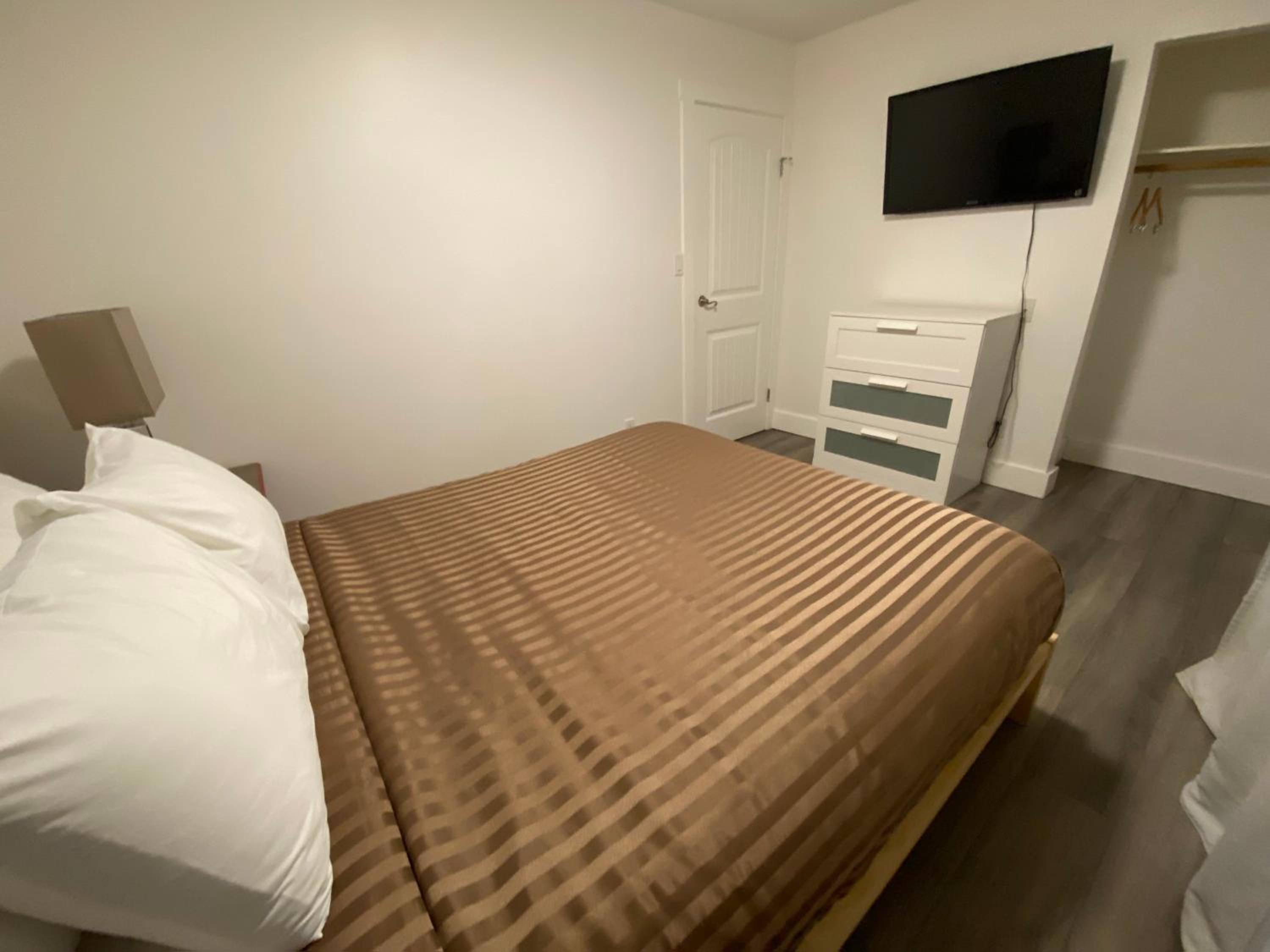 Three-Bedroom Cottage - Photo 10