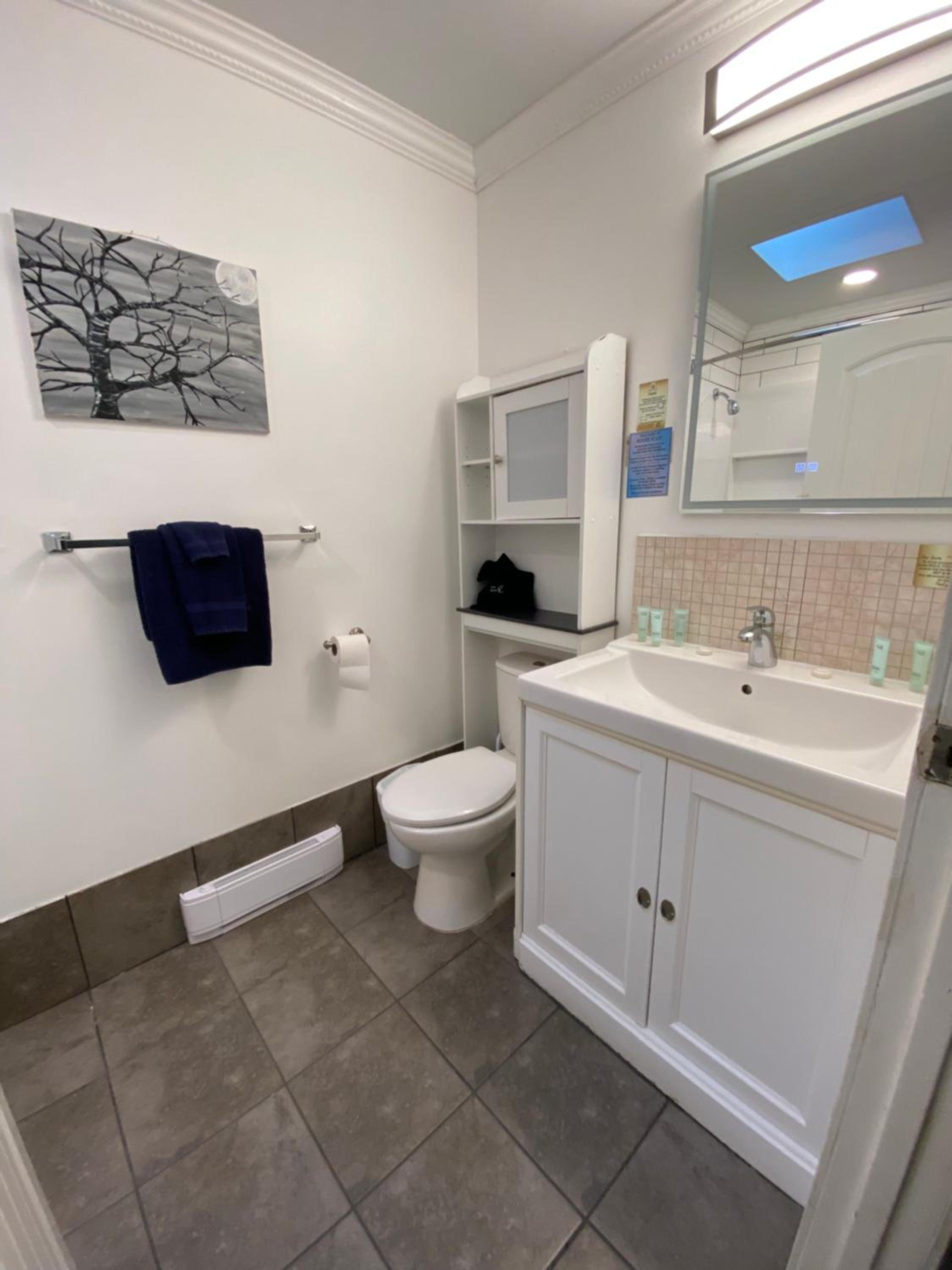 Three-Bedroom Cottage - Photo 9