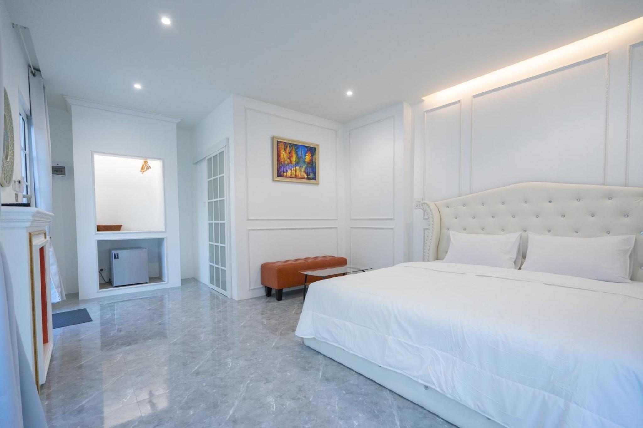 Deluxe Double Room with Balcony - Photo 10