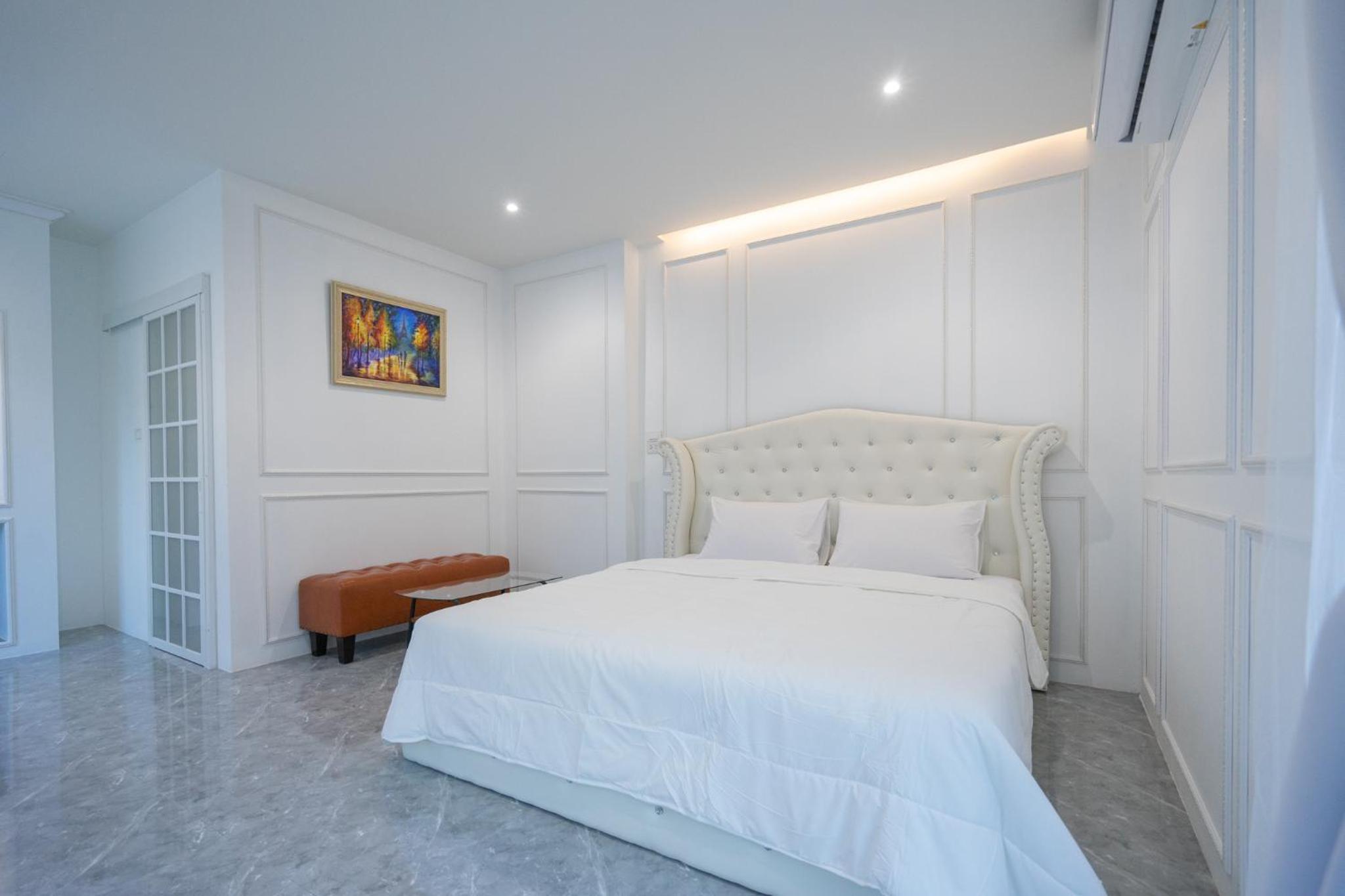 Deluxe Double Room with Balcony - Photo 9
