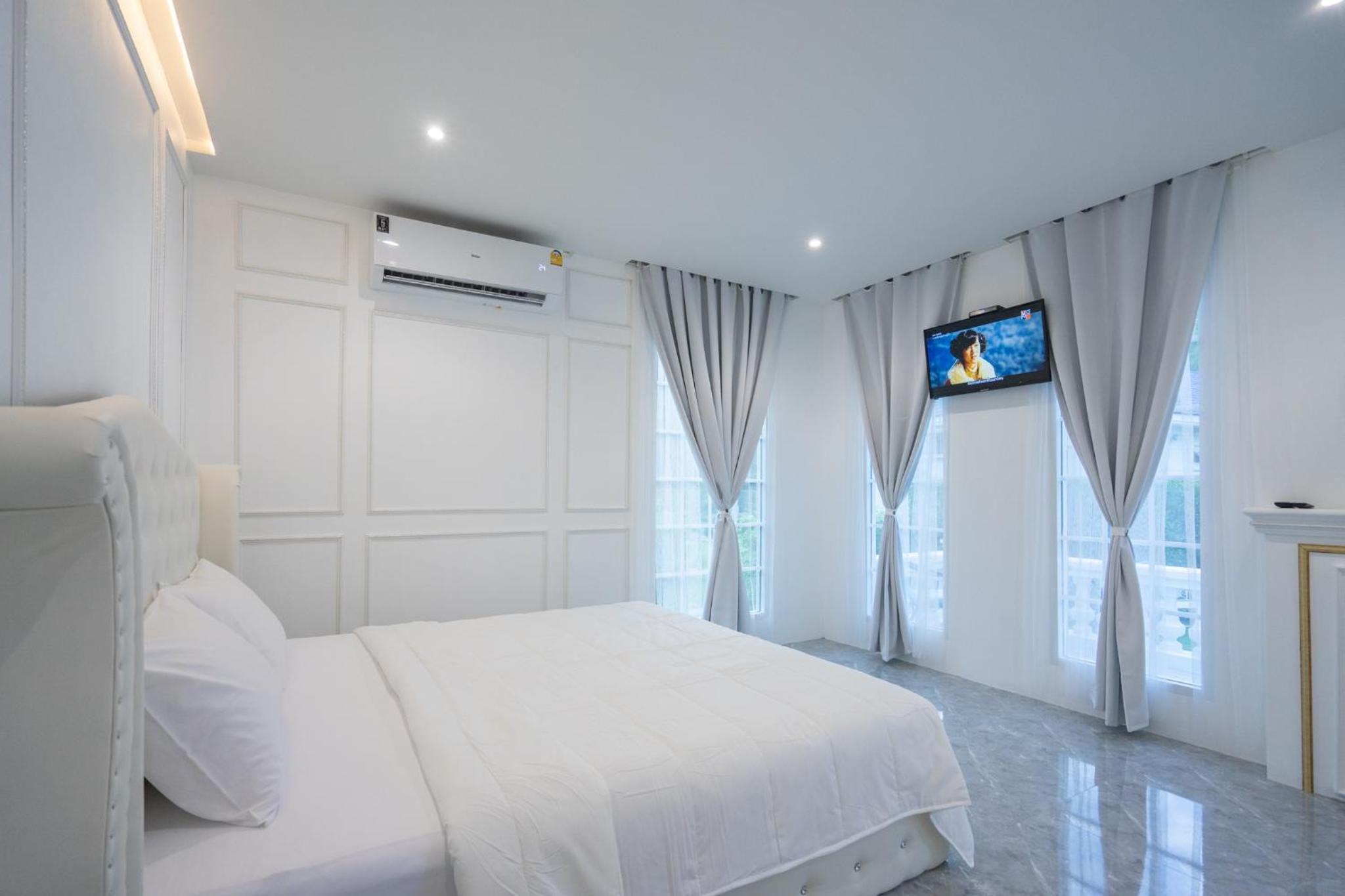 Deluxe Double Room with Balcony - Photo 11