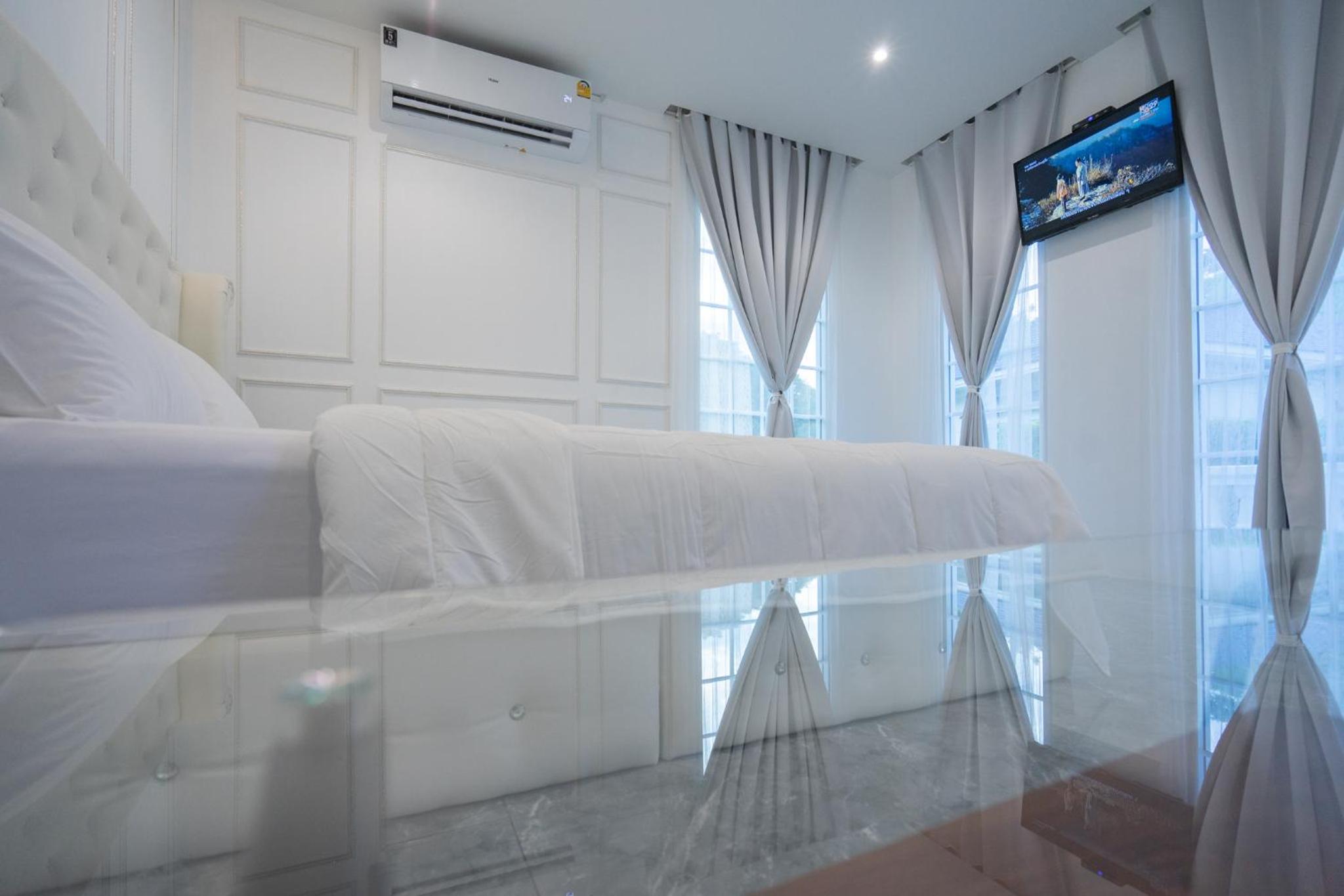 Deluxe Double Room with Balcony - Photo 14