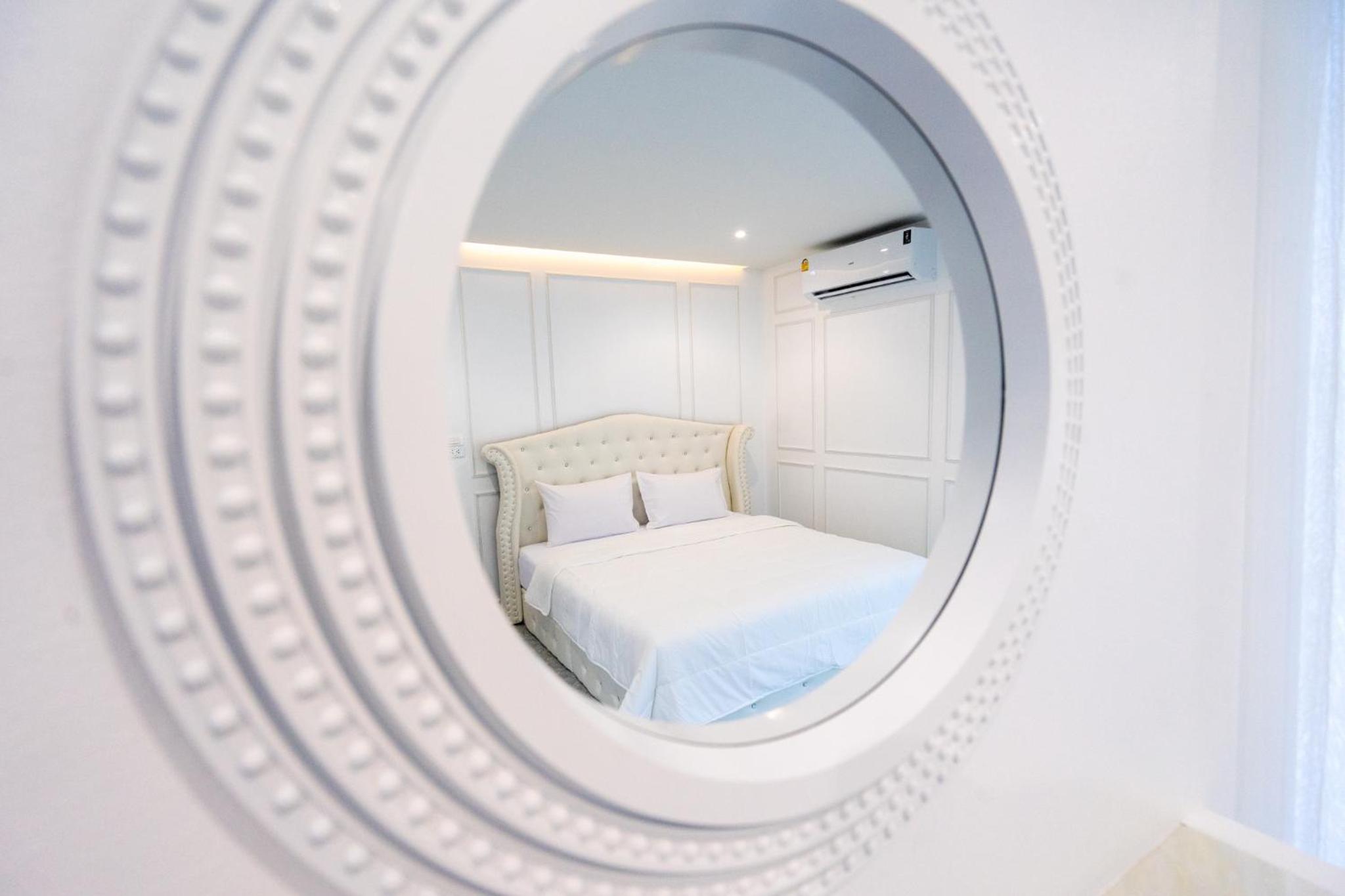 Deluxe Double Room with Balcony - Photo 6