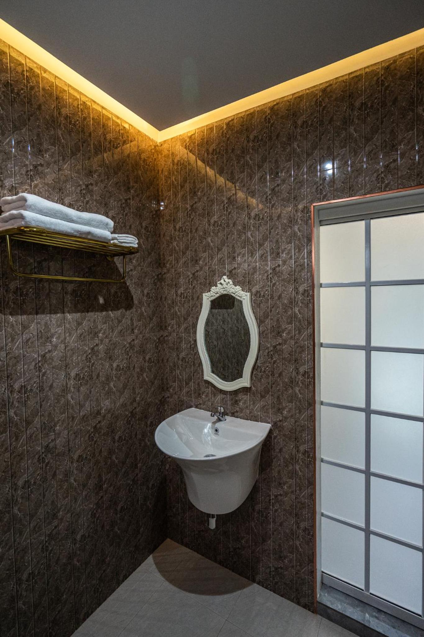 Deluxe Double Room with Balcony - Photo 8