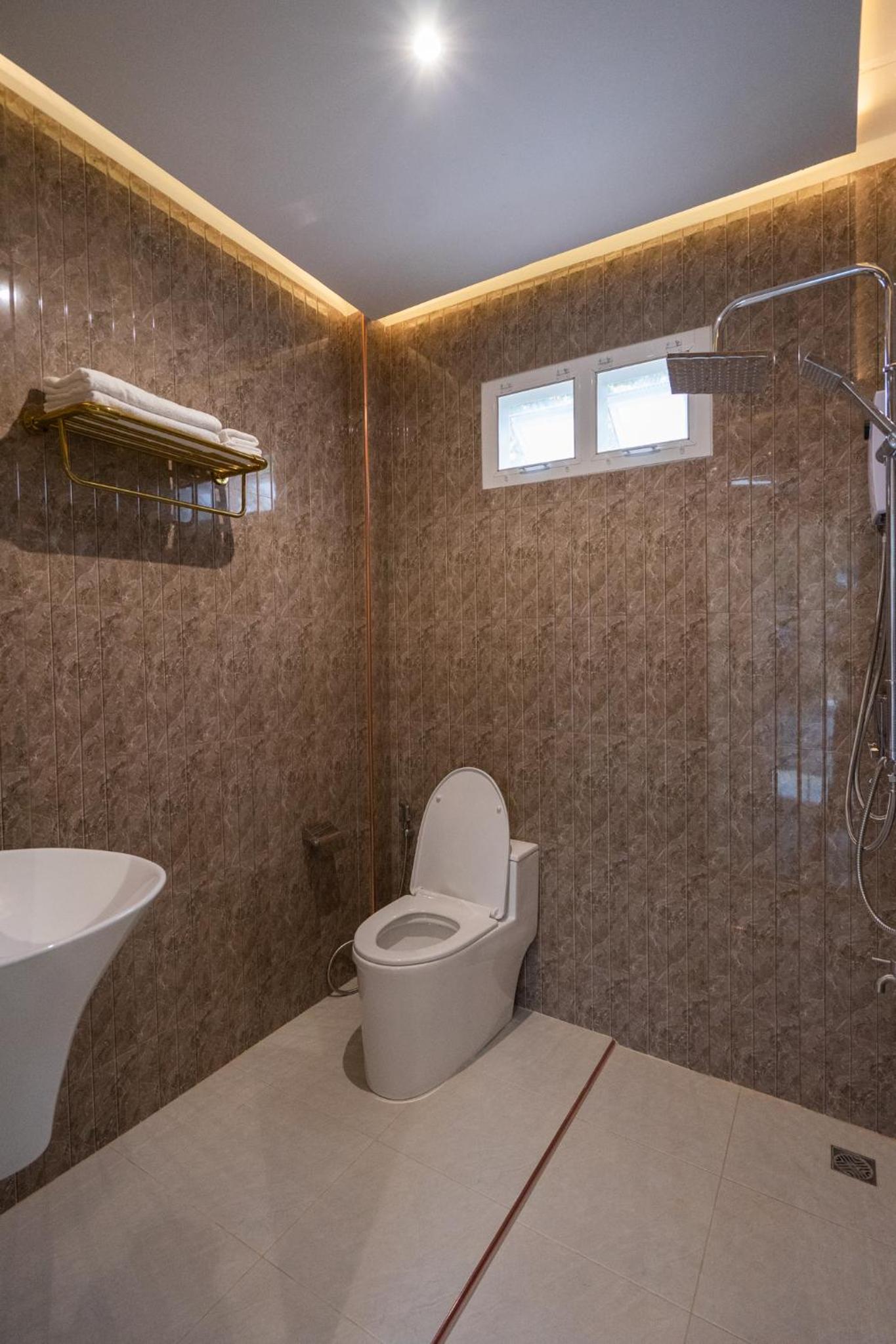 Deluxe Double Room with Balcony - Photo 15