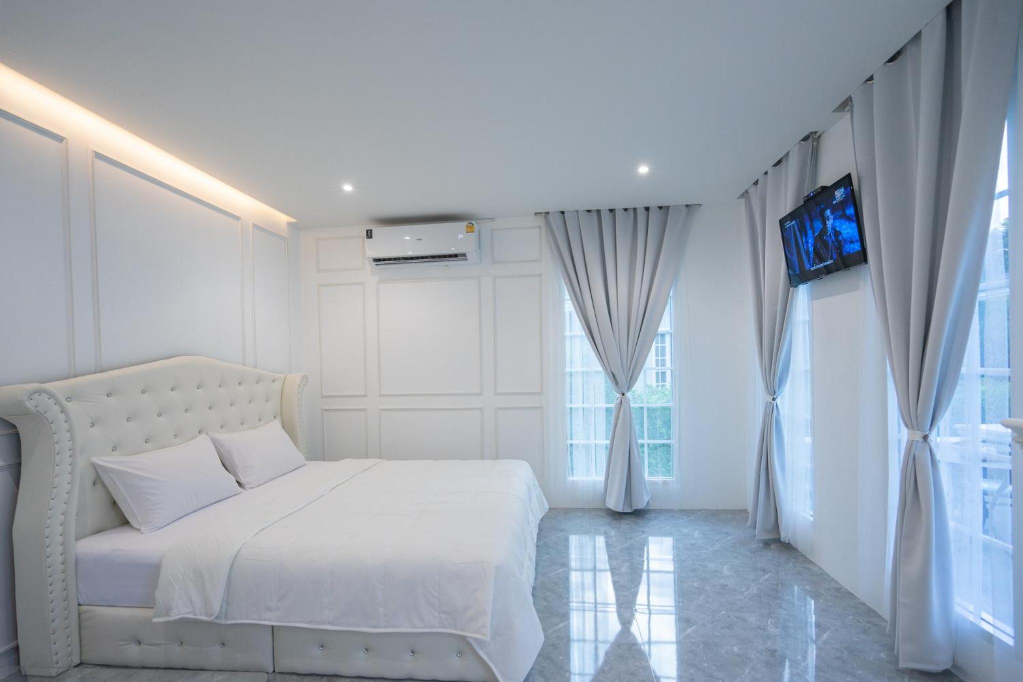 Deluxe Double Room with Balcony - Photo 13