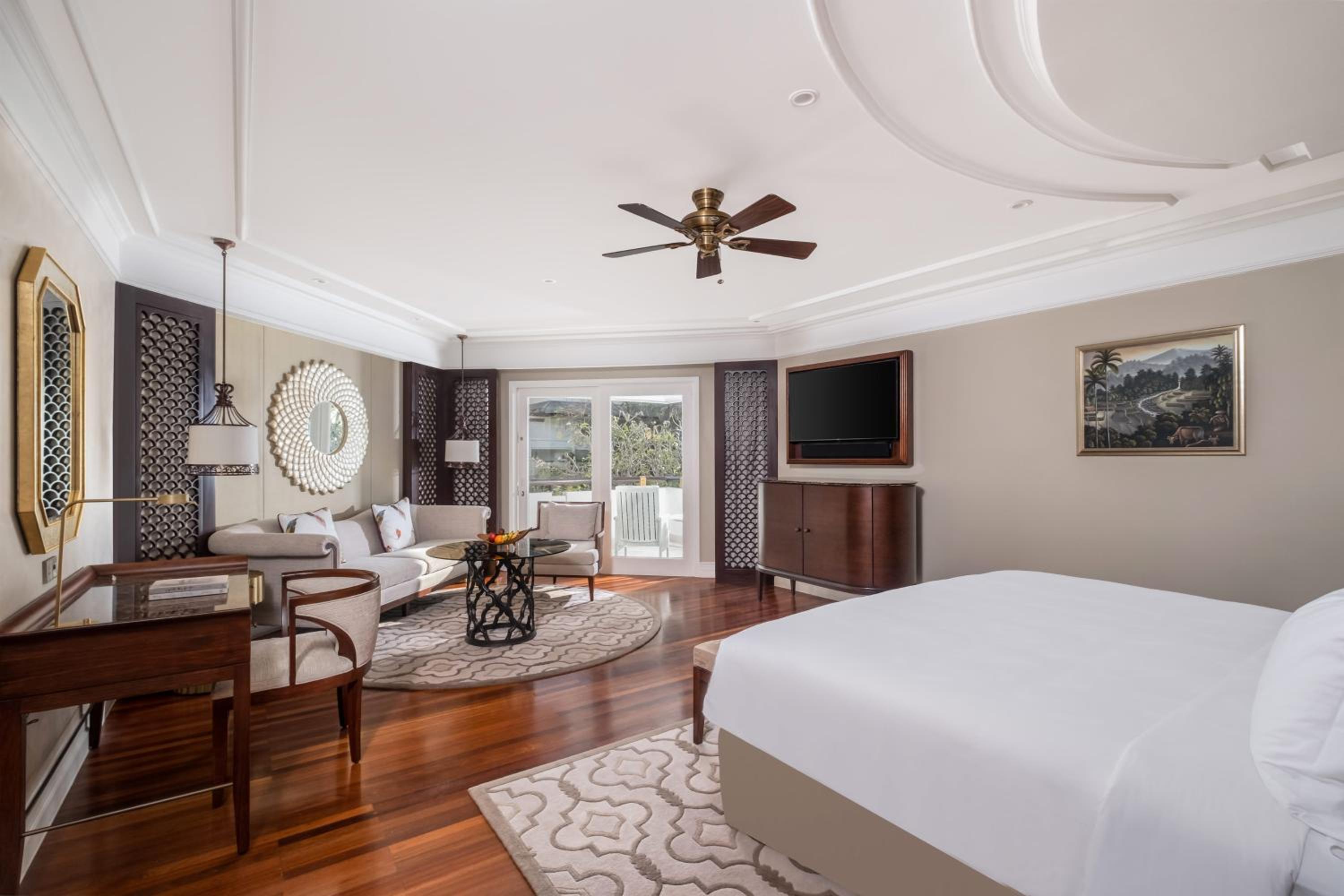 Premium King Room with Balcony, Garden View and Club Lounge Access - Photo 1