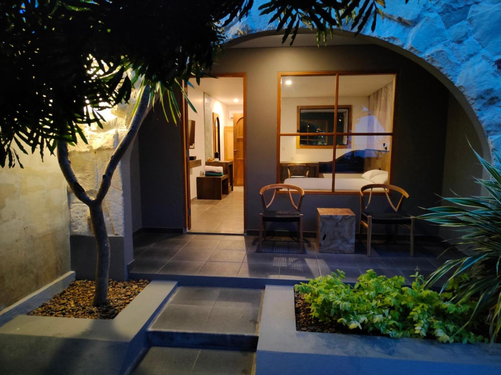 Deluxe Double Room (2 Adults + 1 Child) photo 2
