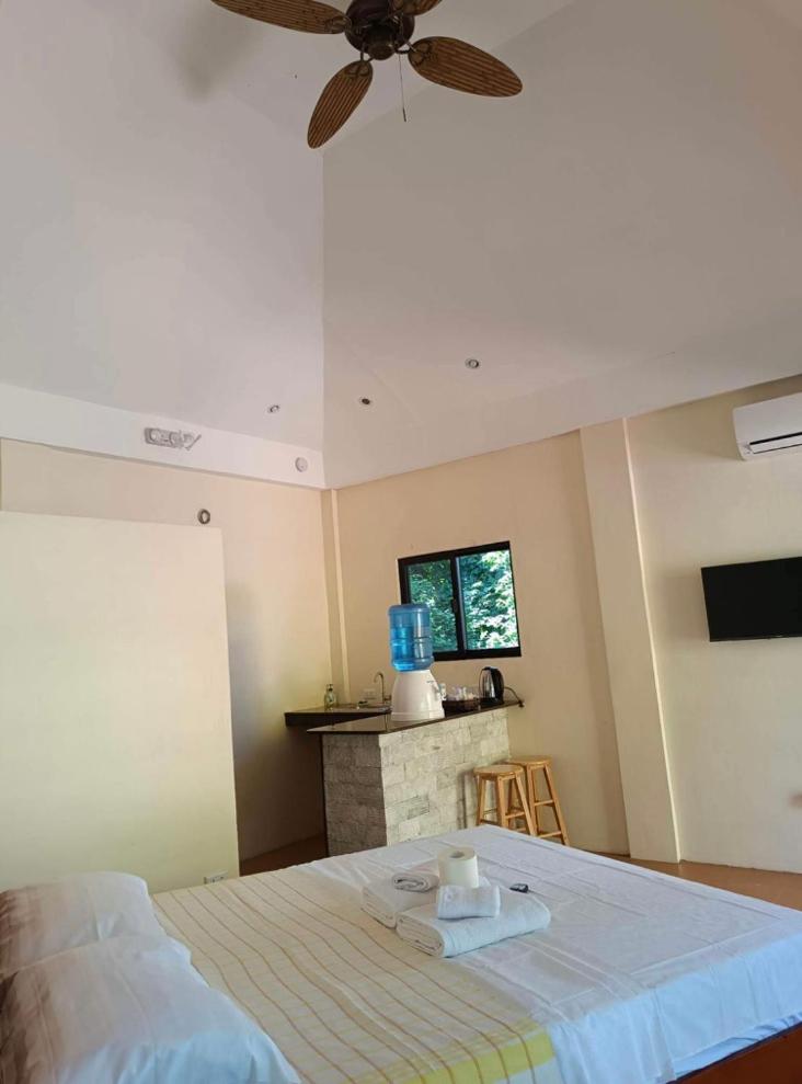 Queen Room with Balcony - Photo 2