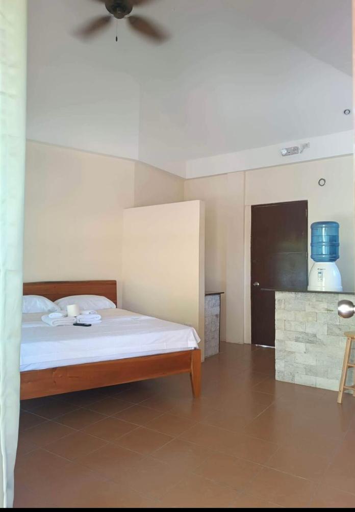 Queen Room with Balcony - Photo 17