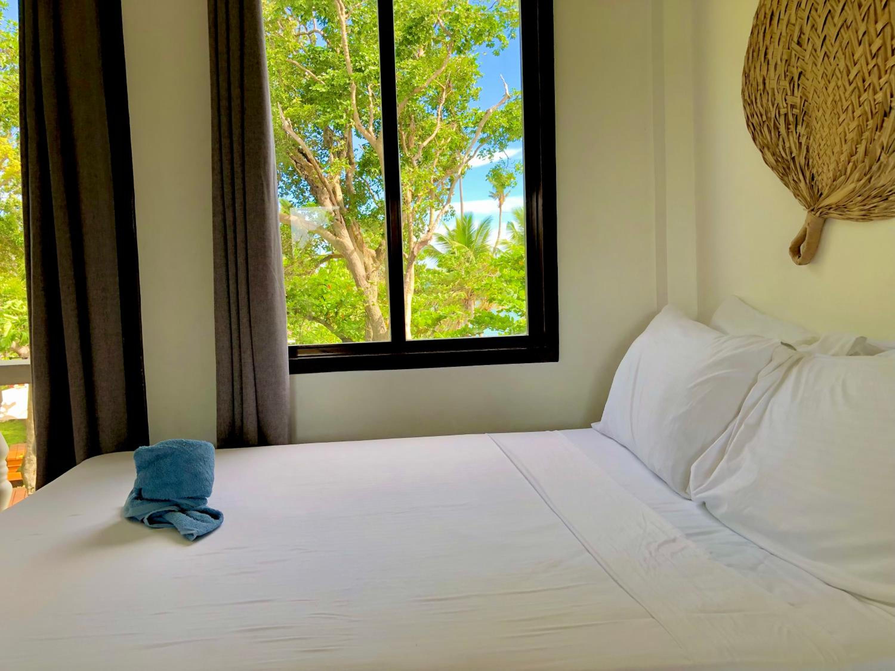 Standard Twin Room with Sea View - Photo 6