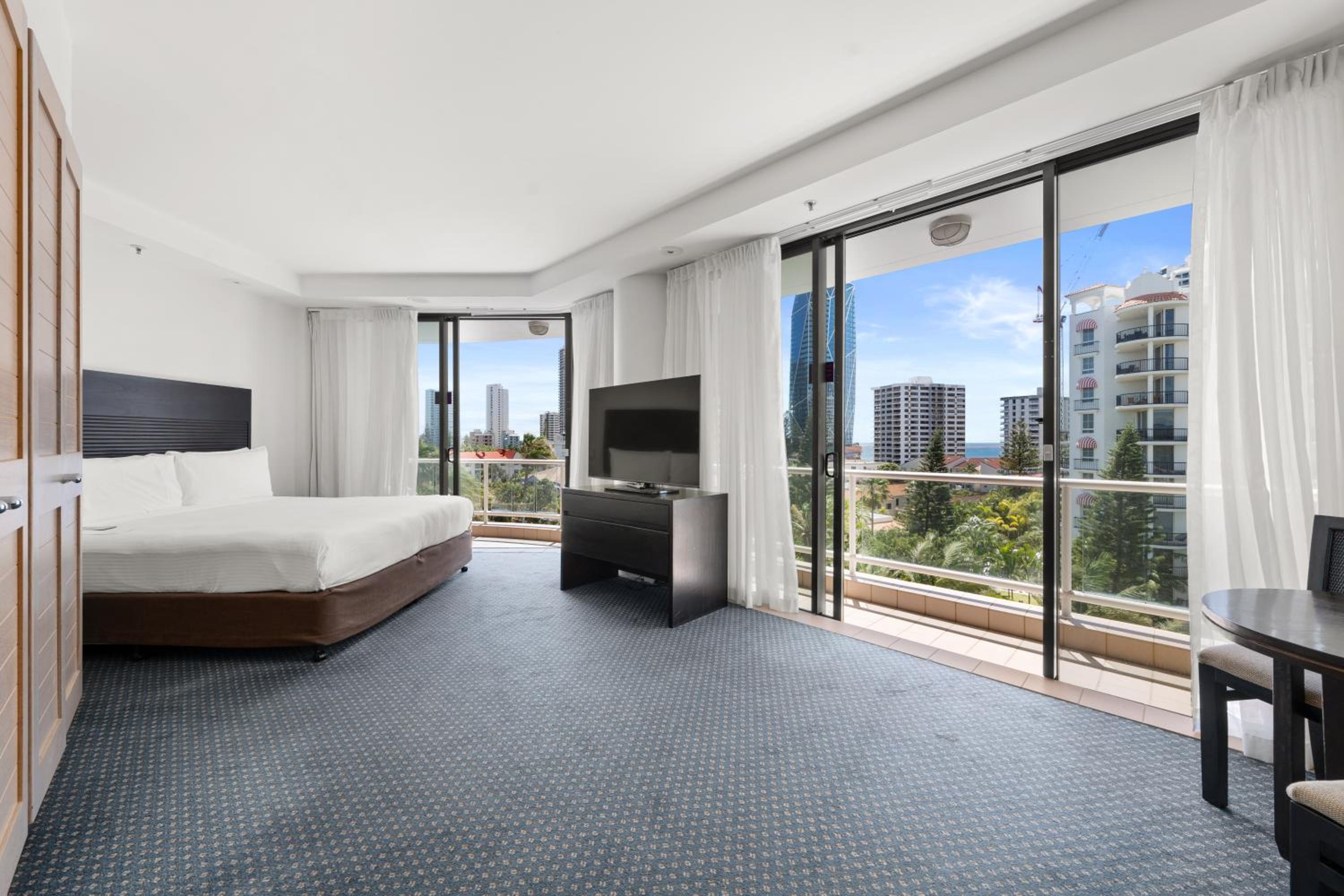 Standard King Room with Sofa Bed - Photo 3