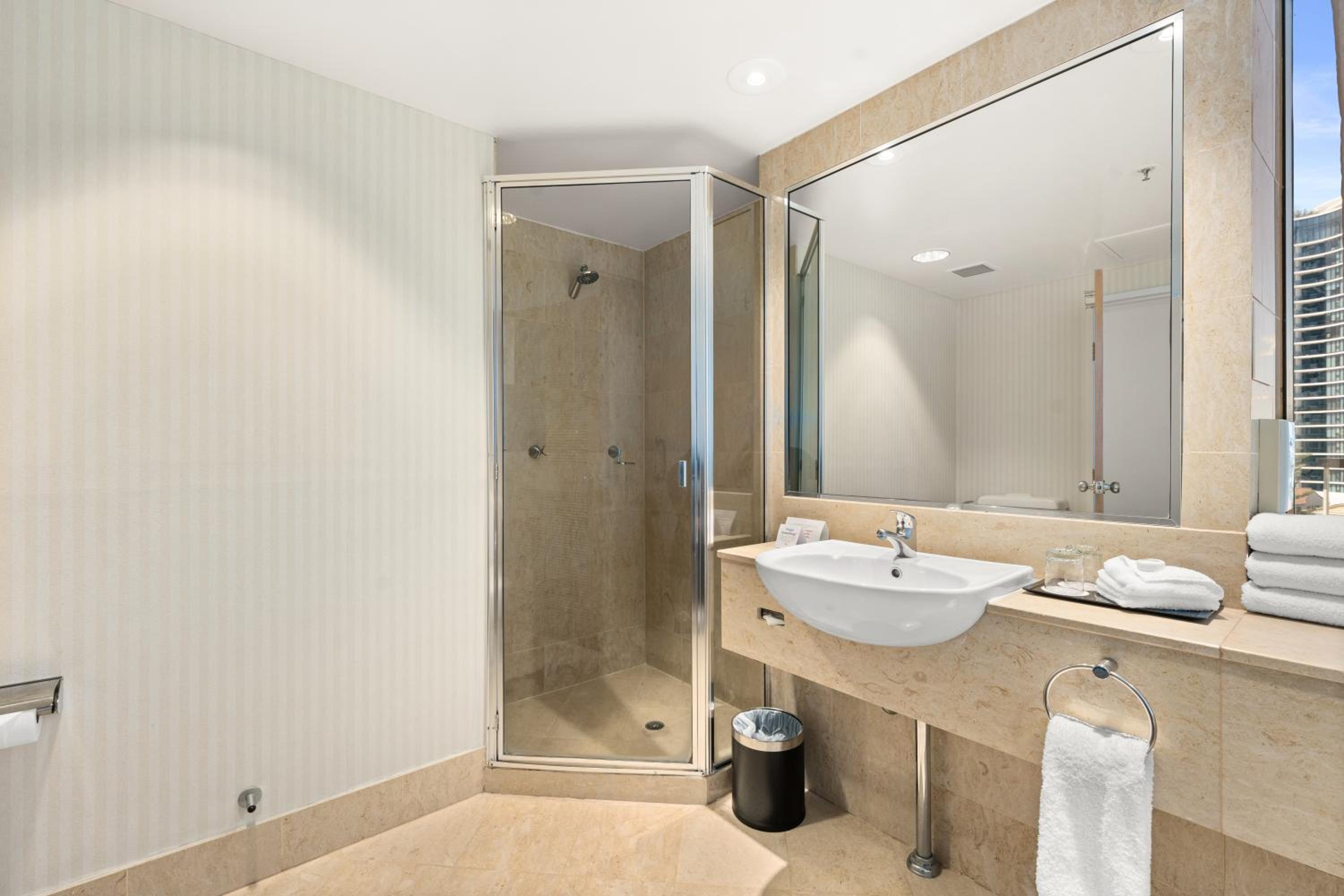 Double Room with Two Double Beds and Balcony - Photo 3