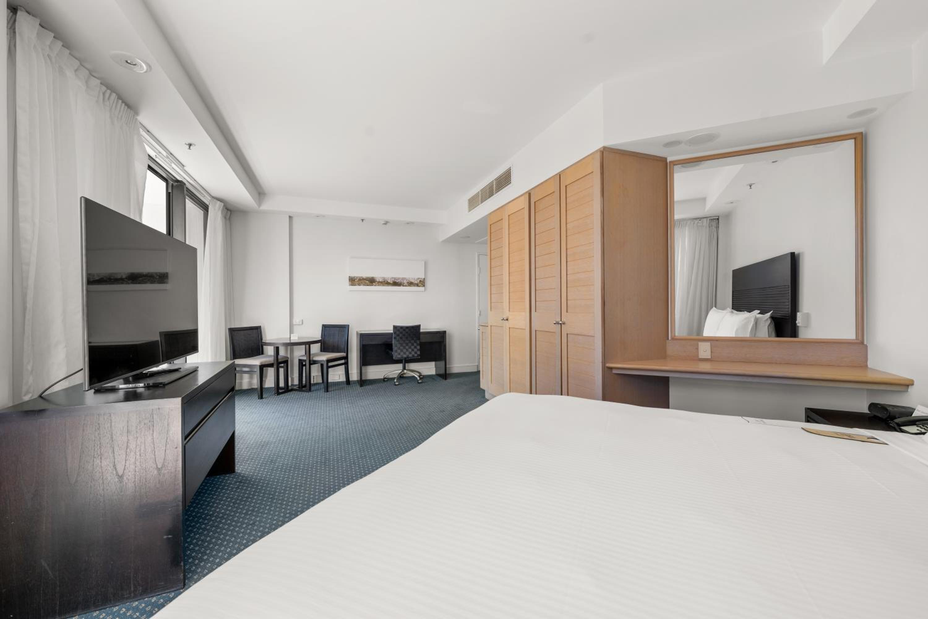 Standard King Room with Sofa Bed - Photo 2